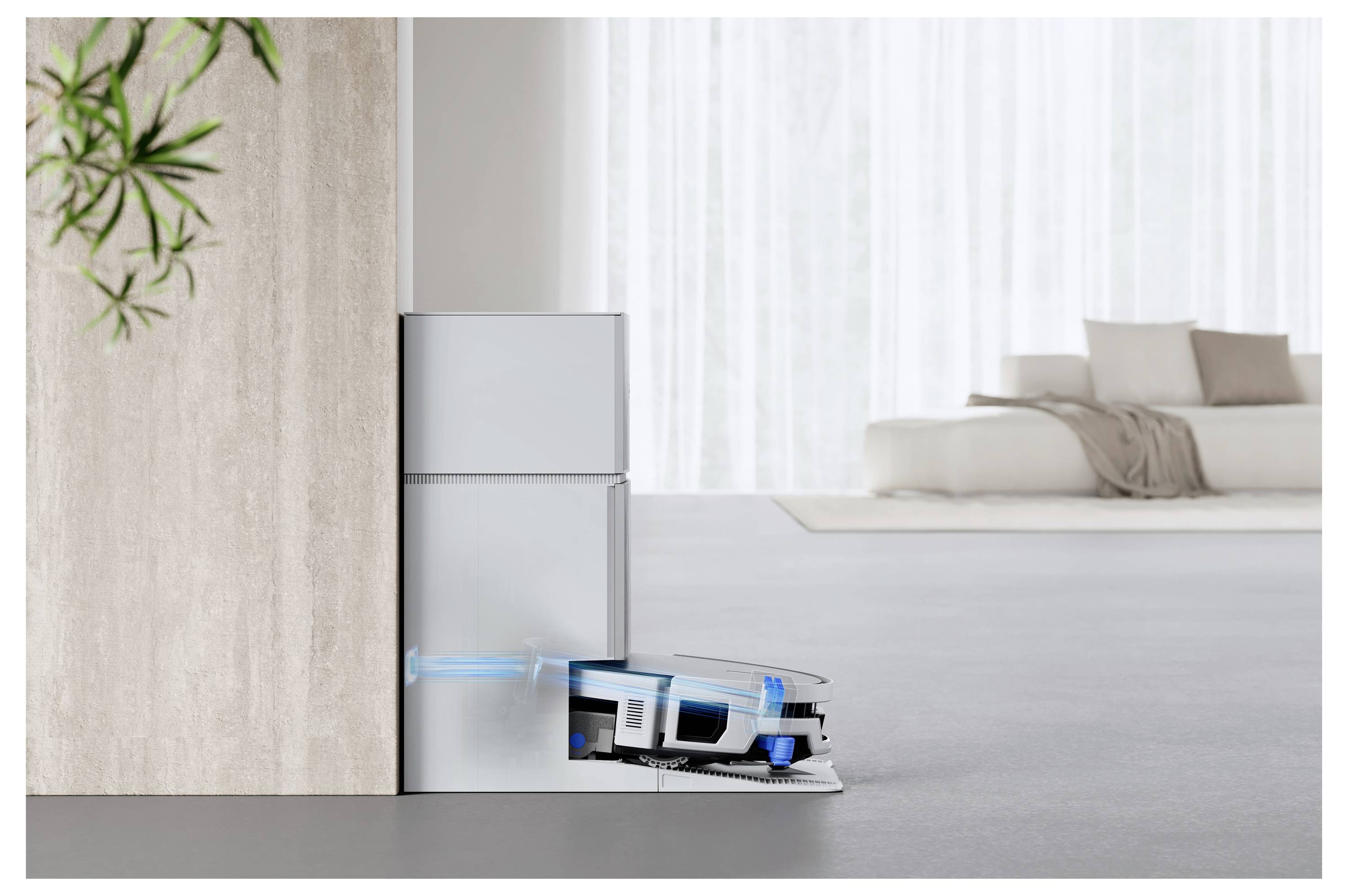 Roboter-Staubsauger putzt entlang einer Wand in einem modernen minimalistischen Wohnzimmer, mit einem Sofa im Hintergrund.