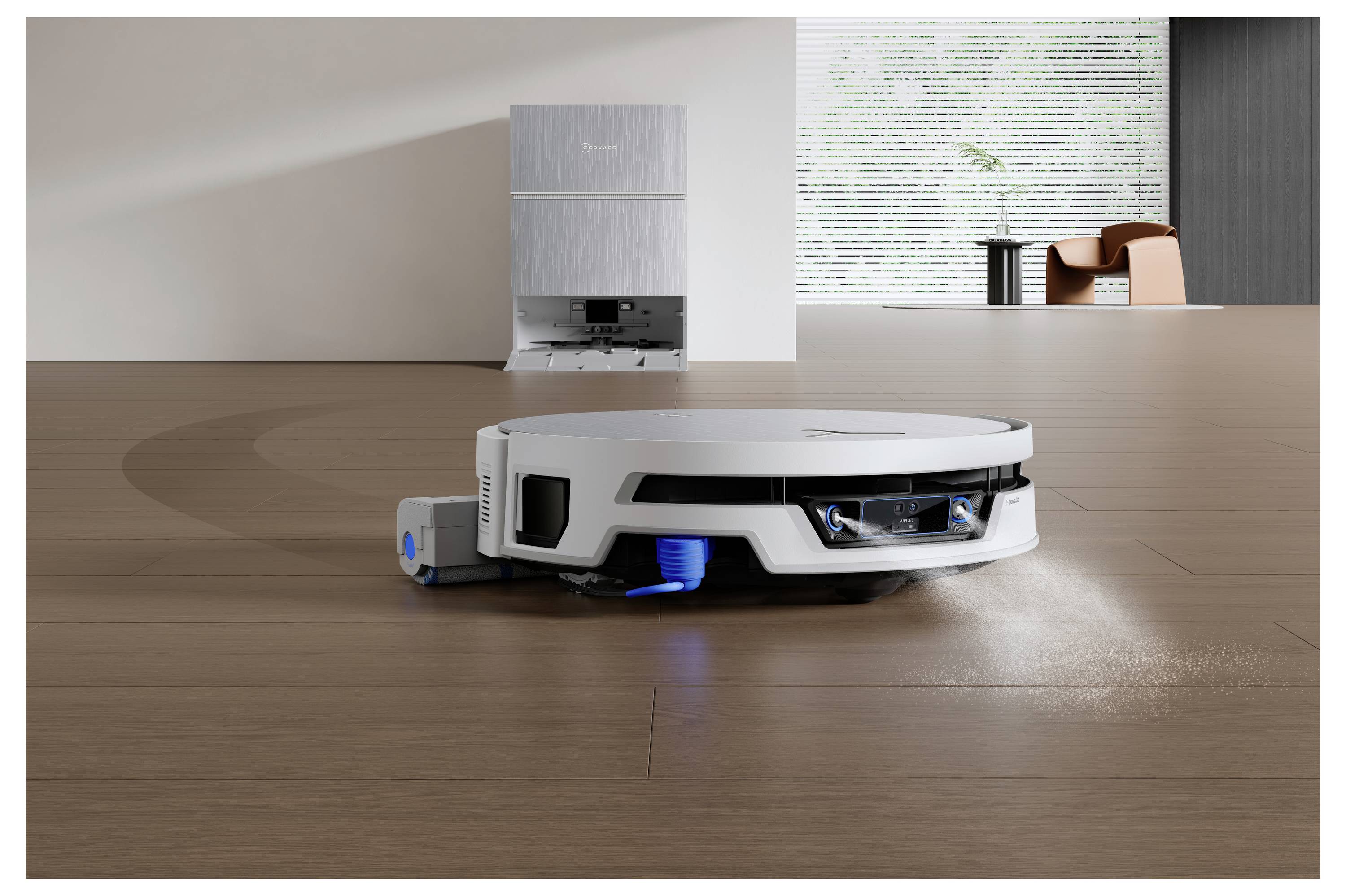 Ein Roboter-Staubsauger reinigt einen Holzboden in einem modernen Zimmer, mit einer Ladestation und Möbeln im Hintergrund.