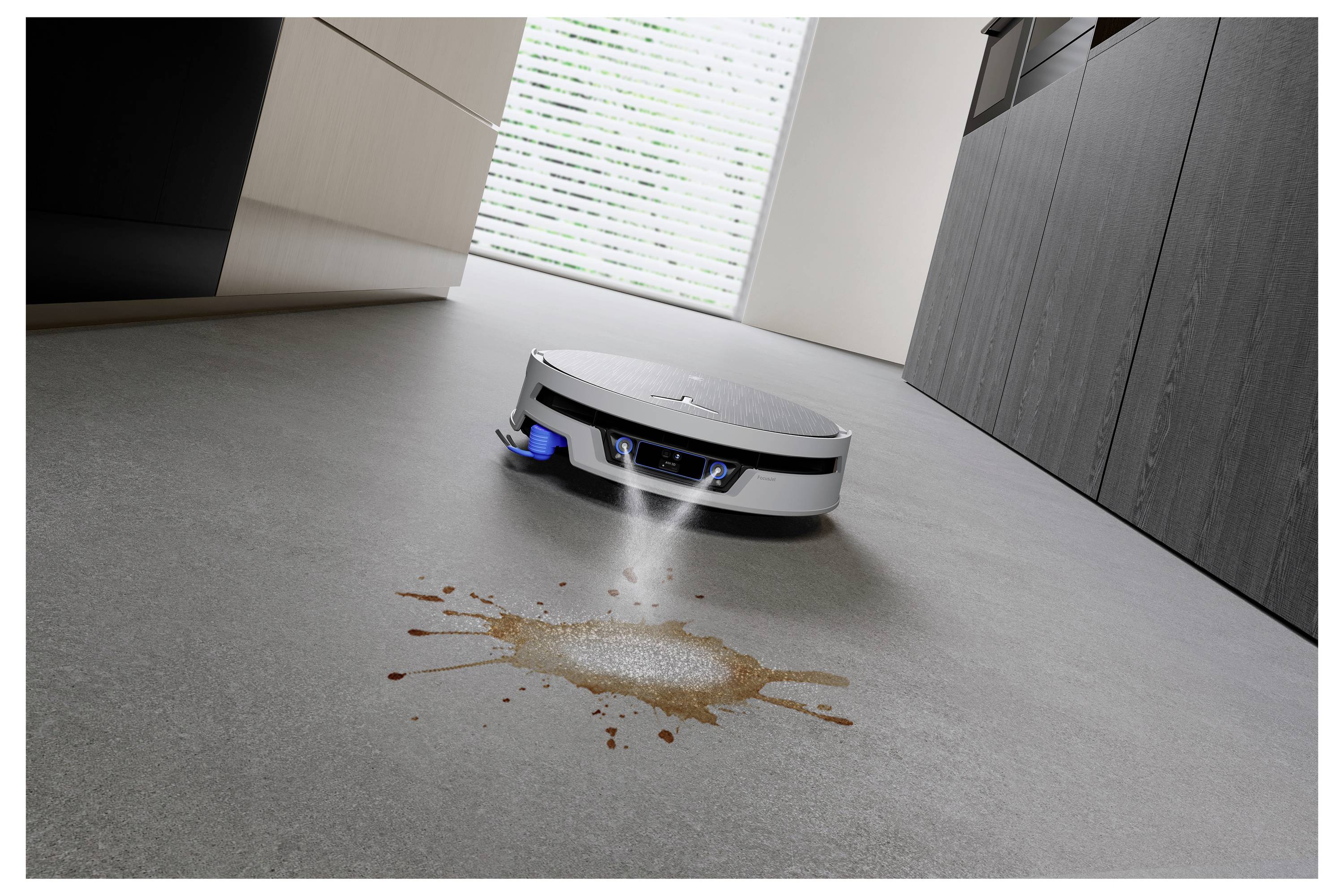 Roboterstaubsauger reinigt eine verschüttete Flüssigkeit auf einem Küchenboden und demonstriert automatische Fleckenreinigung.