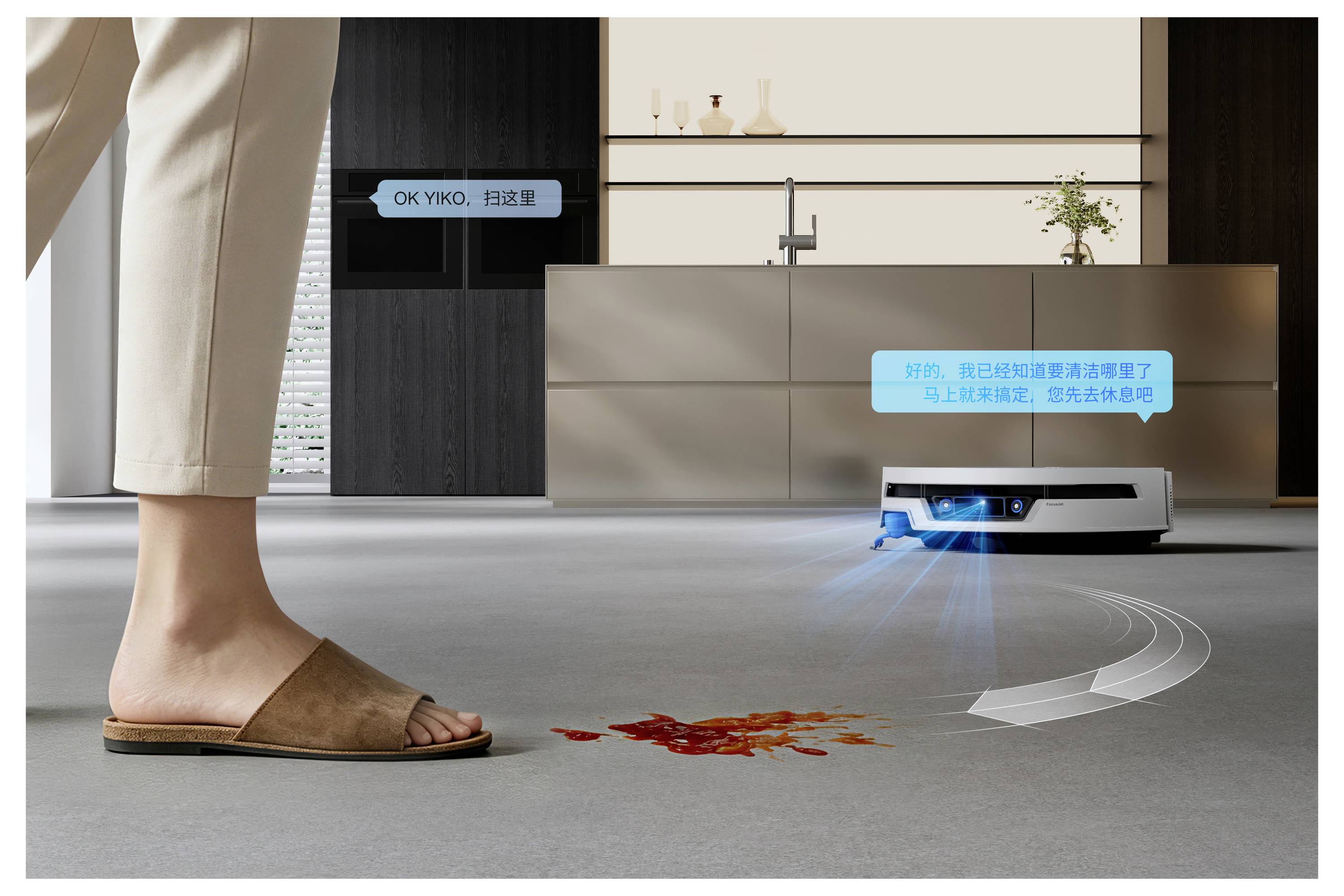 Ein Roboterstaubsauger reinigt eine Verschüttung auf dem Boden in einer modernen Küche, während er eine in der Nähe stehende Person vermeidet.