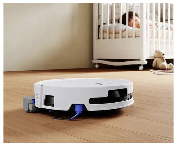 Roboterstaubsauger reinigt einen Holzboden im Kinderzimmer in der Nähe eines Babybetts und eines Teddybären und deutet auf die Sicherheit bei der Heimreinigung hin.