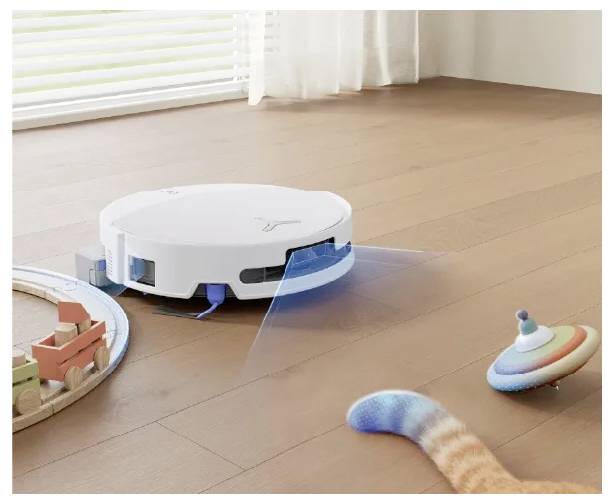 Weißer Roboterstaubsauger reinigt einen Hartholzboden und projiziert einen blauen Scanstrahl, während er Spielzeug in einem hellen Zimmer vermeidet.