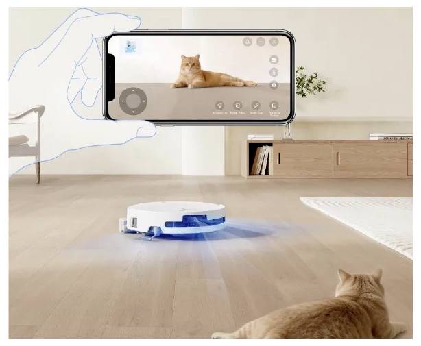 Eine Person nutzt ein Smartphone, um einen Staubsaugroboter zu überwachen, der einen Raum reinigt, während eine Katze sich entspannt in der Szene befindet.