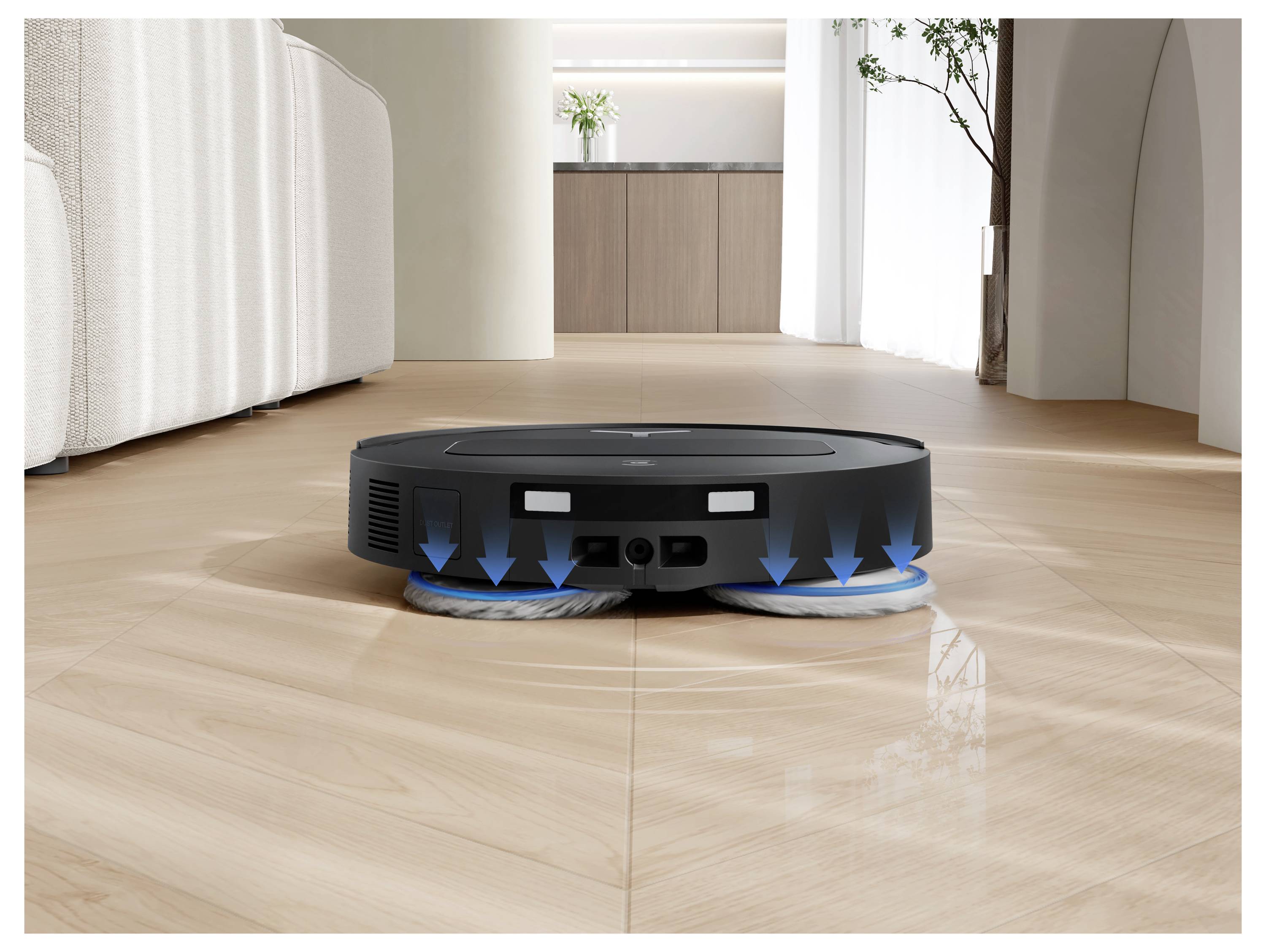 Roboter-Staubsauger wischt einen Hartholzboden in einem hellen modernen Zimmer, wobei blaue Pfeile die Wasserspray- oder Reinigungsaktion anzeigen.