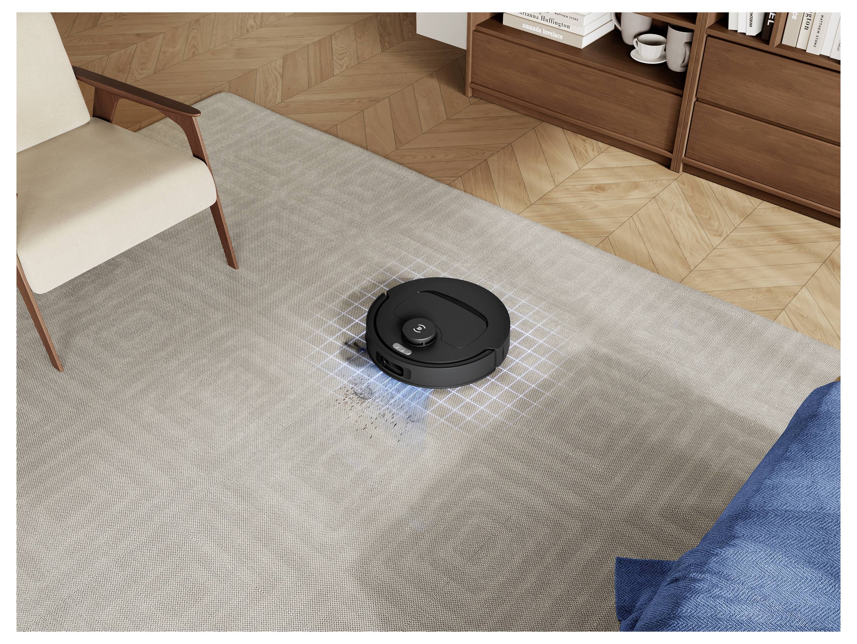 Ein Roboterstaubsauger reinigt einen Teppich in einem modernen Wohnzimmer und bewegt sich unter einem Stuhl in der Nähe von hölzernen Lagerschränken.