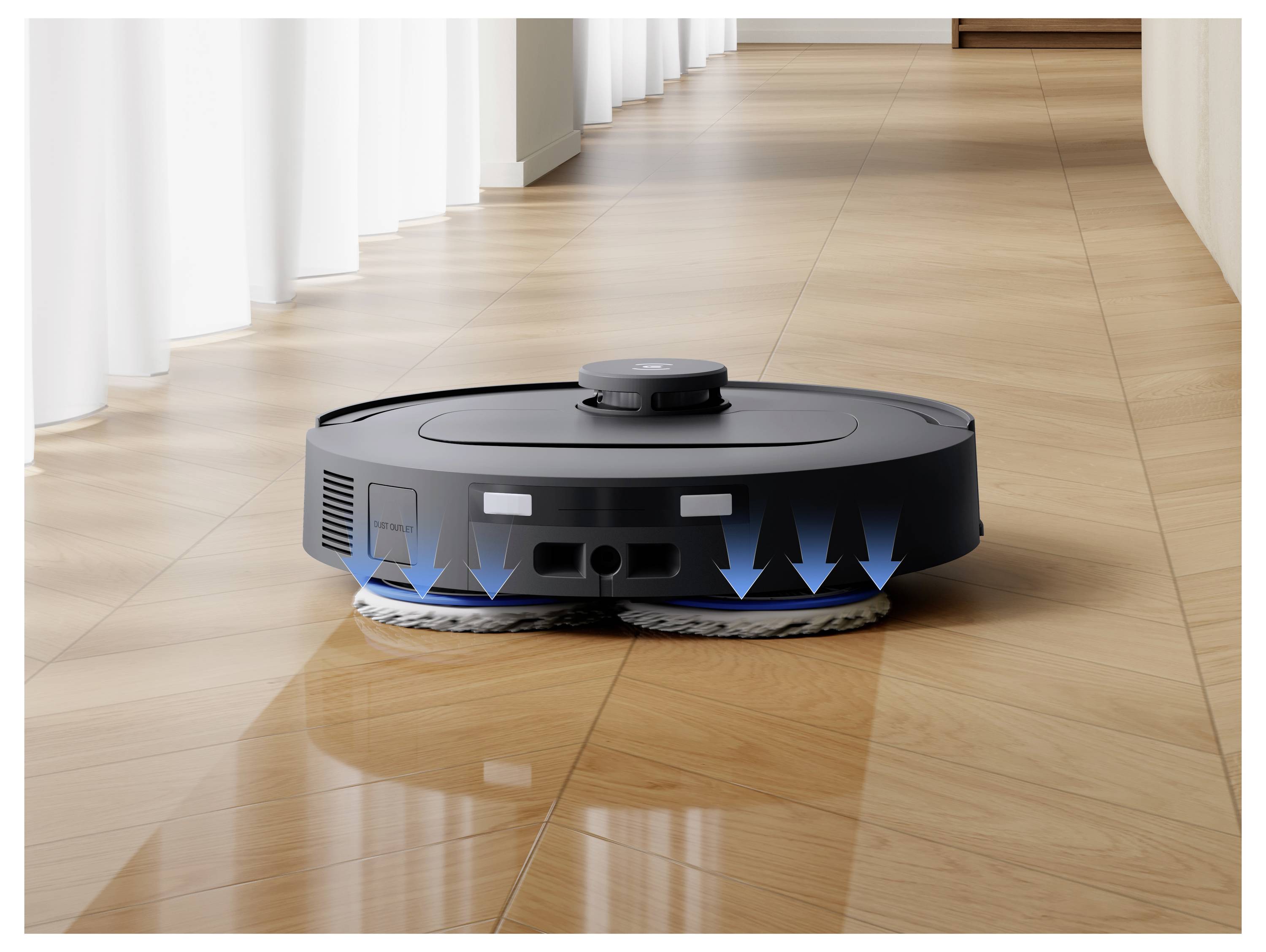 Schwarzer Roboterstaubsauger wischt einen glänzenden Holzboden in einem hellen Flur, mit blauen Pfeilen, die den nach unten gerichteten Reinigungsdruck anzeigen.