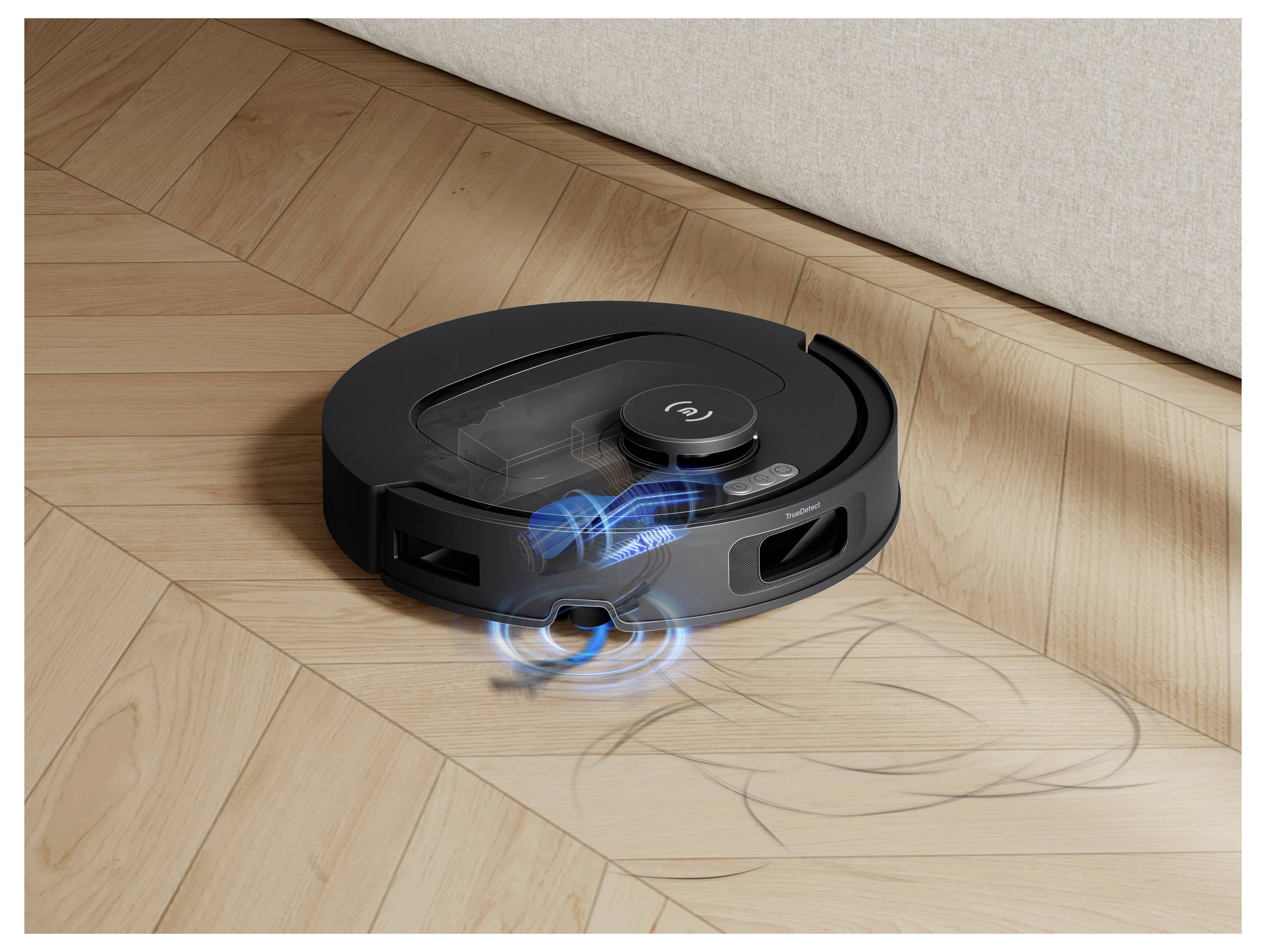 Schwarzer Roboterstaubsauger, der einen Hartholzboden in der Nähe einer Wand reinigt, mit blauen Bewegungslinien, die aktive Saugkraft und Seitenbürsten-Aktion anzeigen.