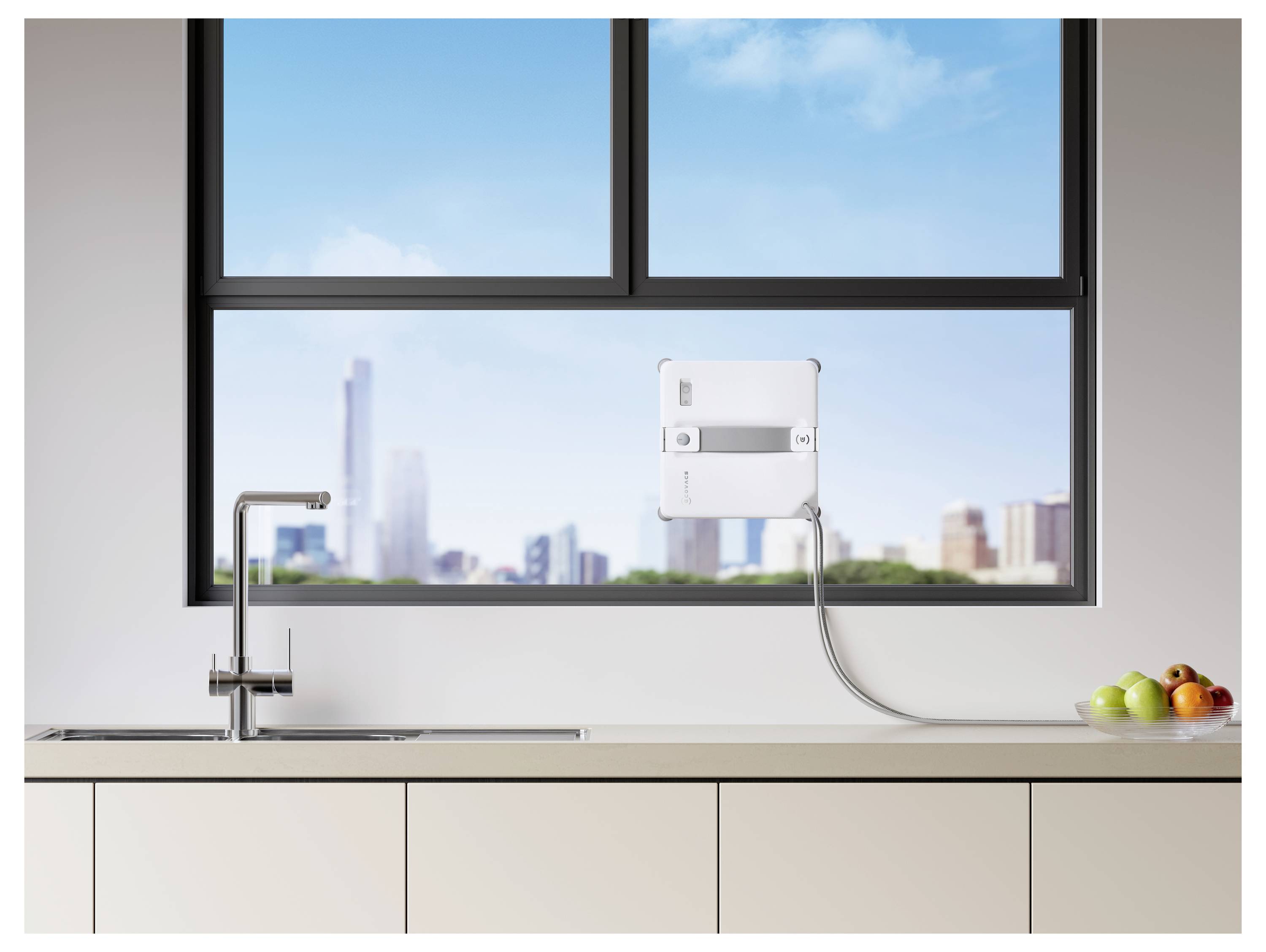 Arbeitsplatte in der Küche mit Spüle und Wasserhahn unter einem Fenster, mit einem kompakten wandmontierten Wasserfilter, der durch ein Rohr angeschlossen ist.