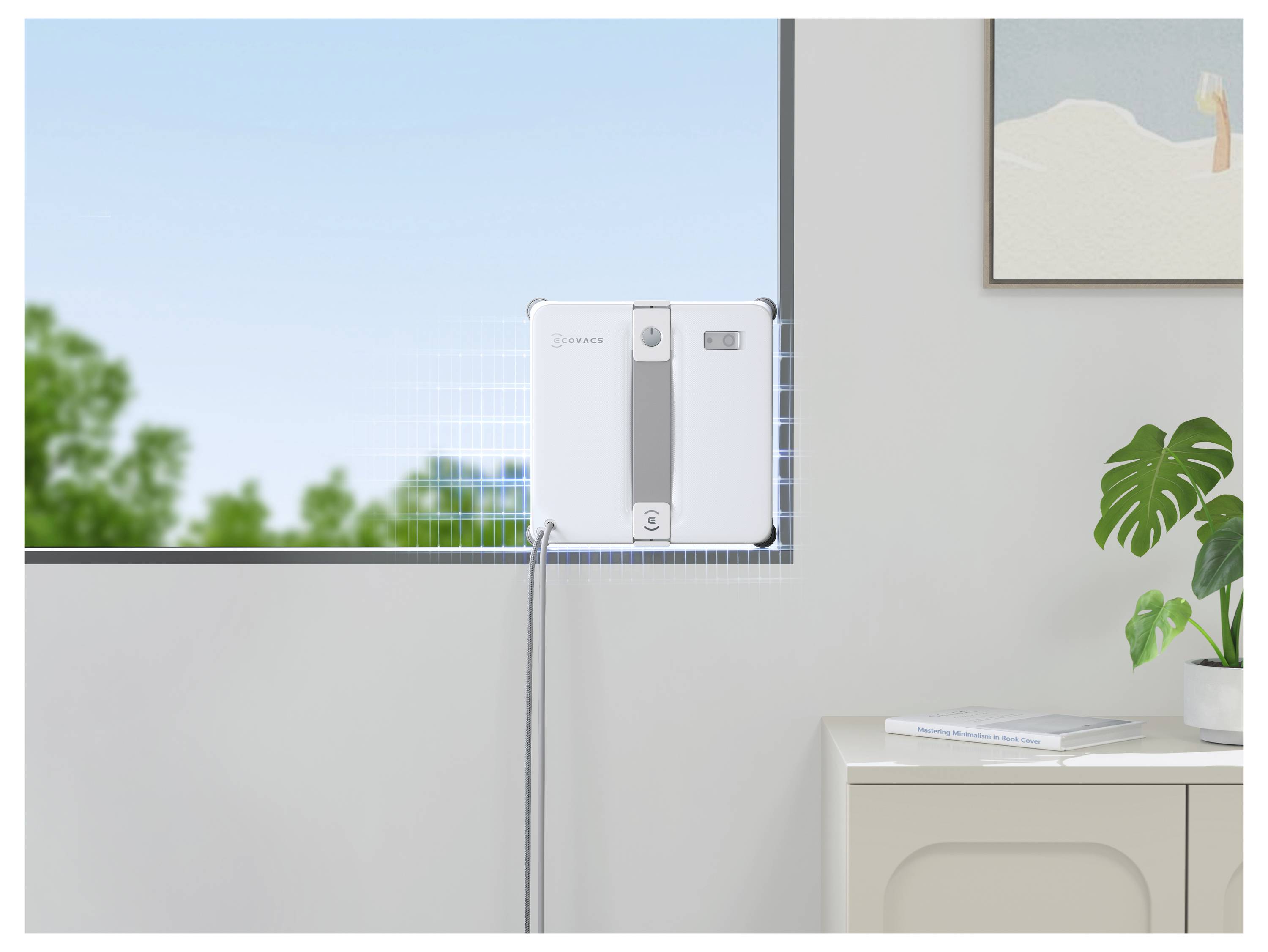 Weiße wandmontierte Klimaanlage in einem hellen Wohnzimmer, neben einem Fenster, mit einer Topfpflanze und einem Schrank in der Nähe.