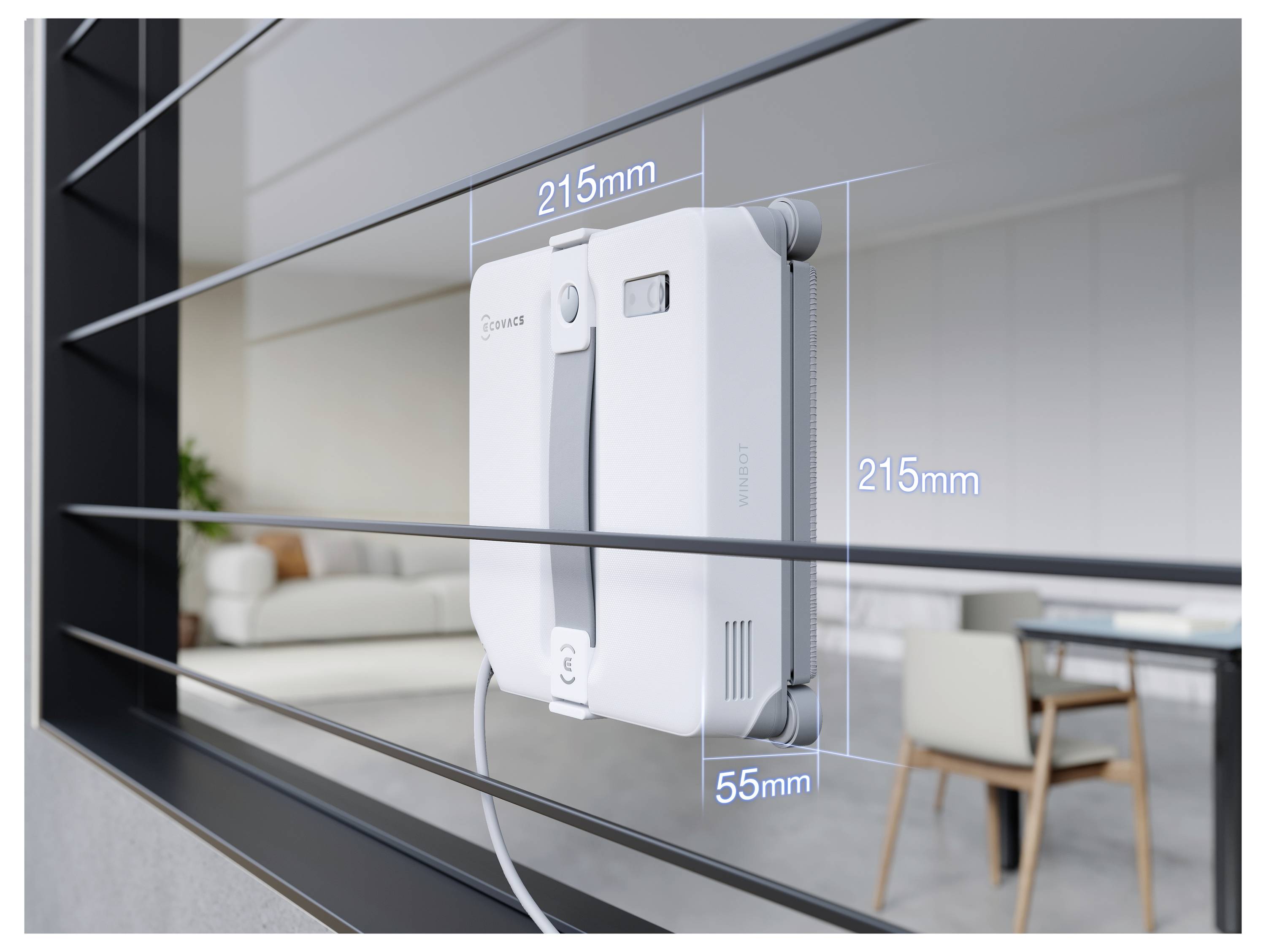 Weißer Fensterputzroboter an Glas befestigt, dargestellt mit Abmessungen von 215 mm × 215 mm × 55 mm in einem modernen Zimmer.