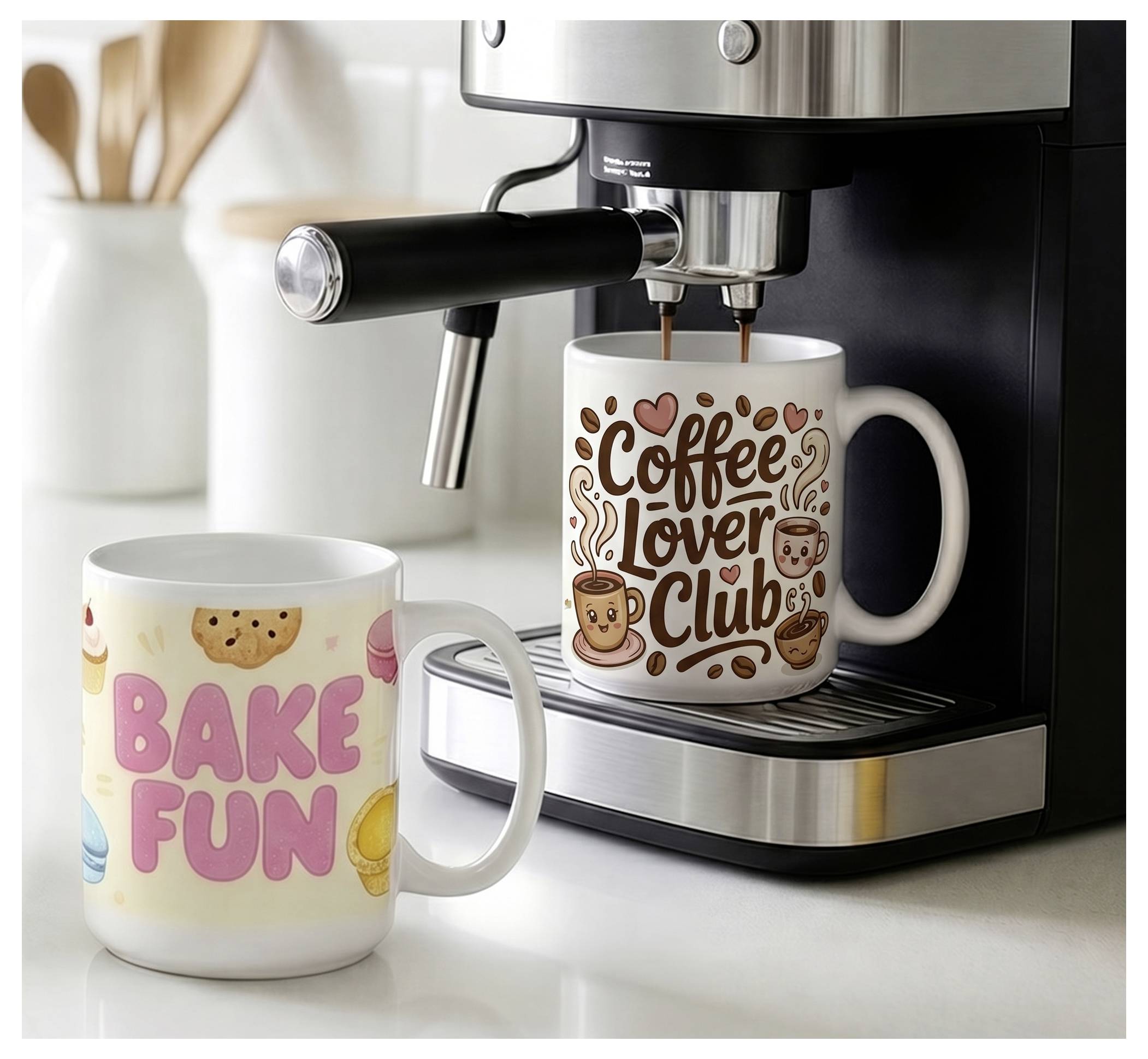 Eine Kaffeemaschine füllt eine Tasse der "Coffee Lover Club" neben einer dekorativen "Bake Fun" Tasse auf einer Küchentheke.