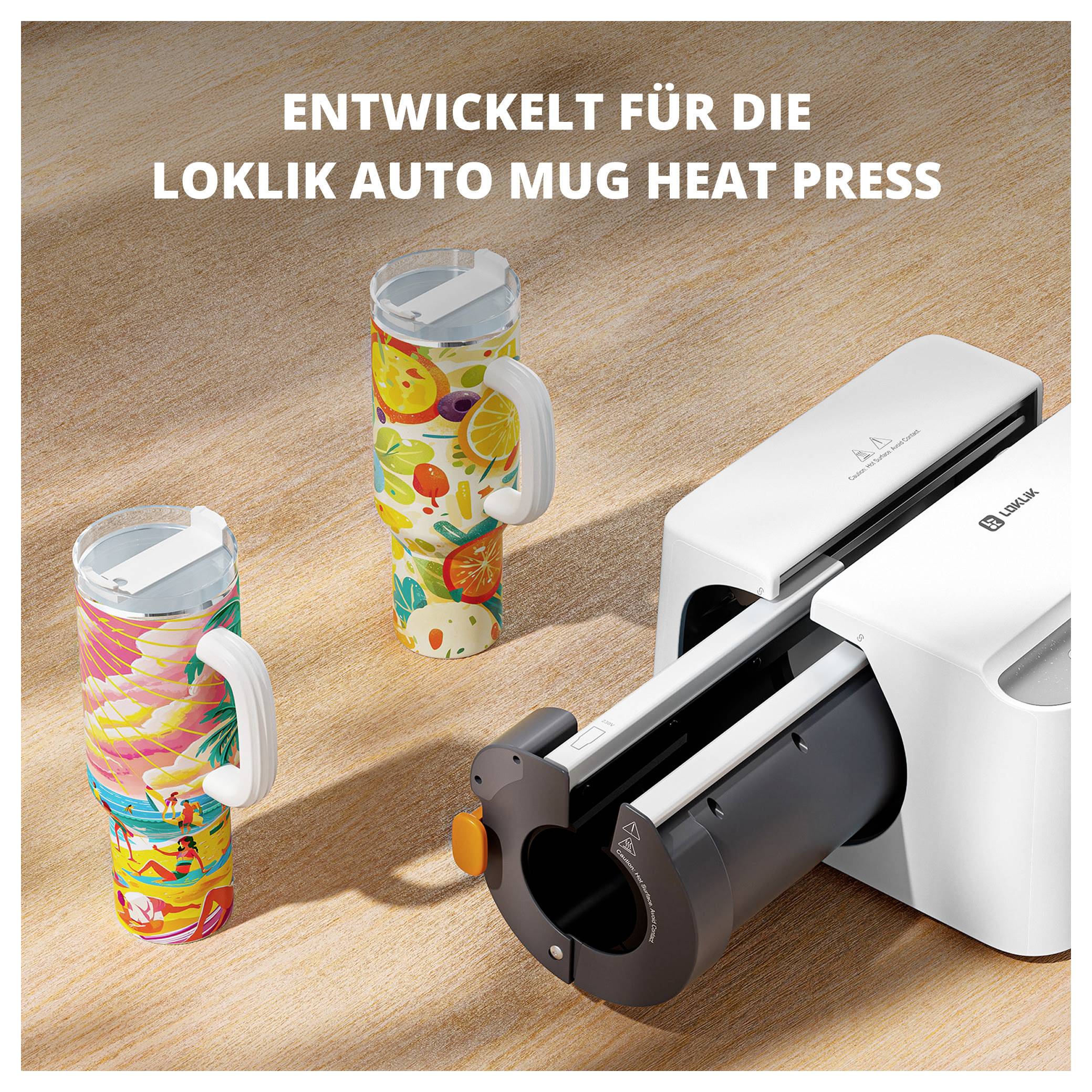 Werbung für die Loklik Auto Mug Heat Press; drei bedruckte Reisebecher und die geöffnete Pressmaschine auf Holztisch, mit Text 'ENTWICKELT FÜR DIE LOKLIK AUTO MUG HEAT PRESS'.