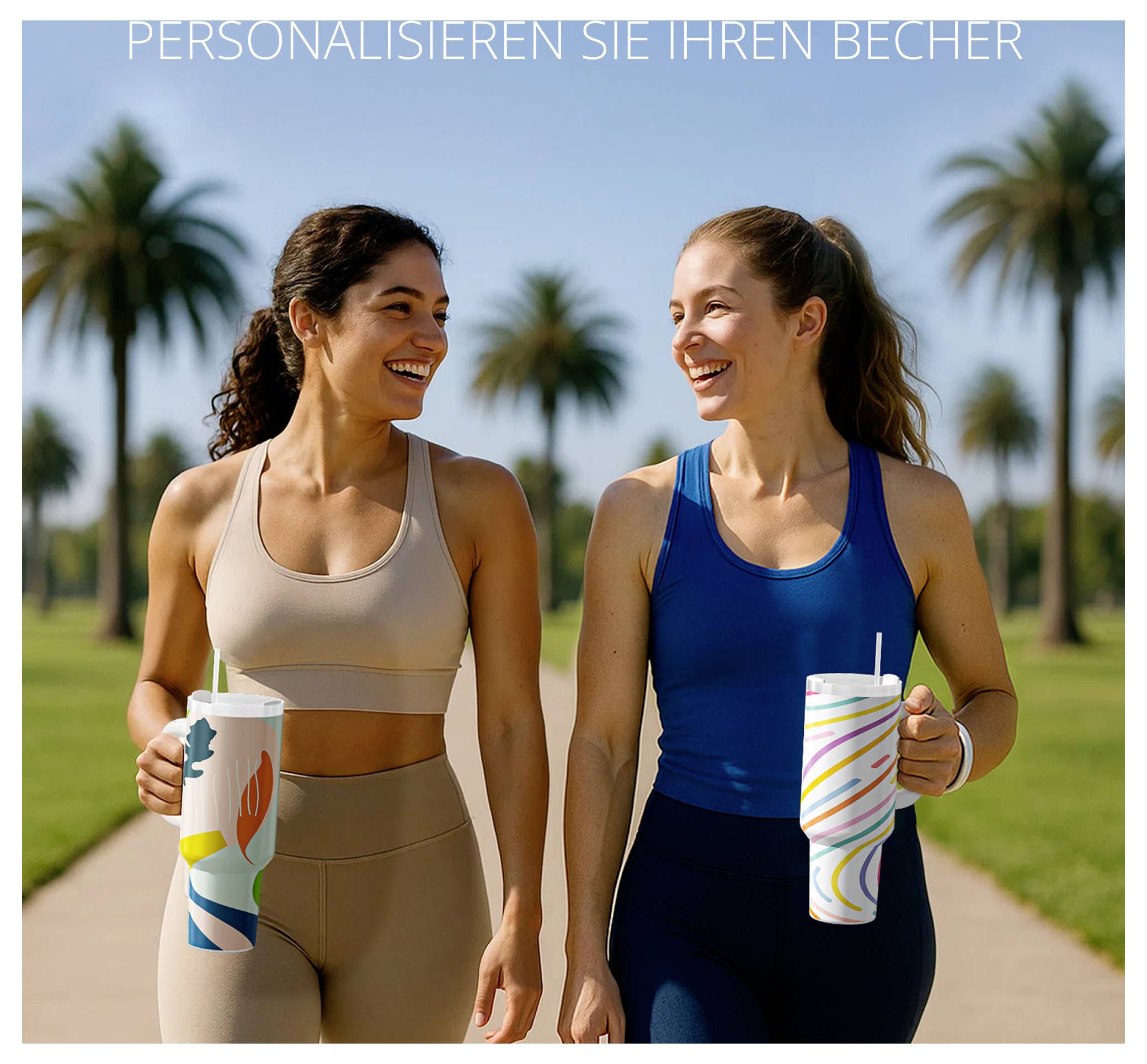 Zwei Frauen spazieren lächelnd im Park und halten personalisierte Becher; oben steht 'PERSONALISIEREN SIE IHREN BECHER'.