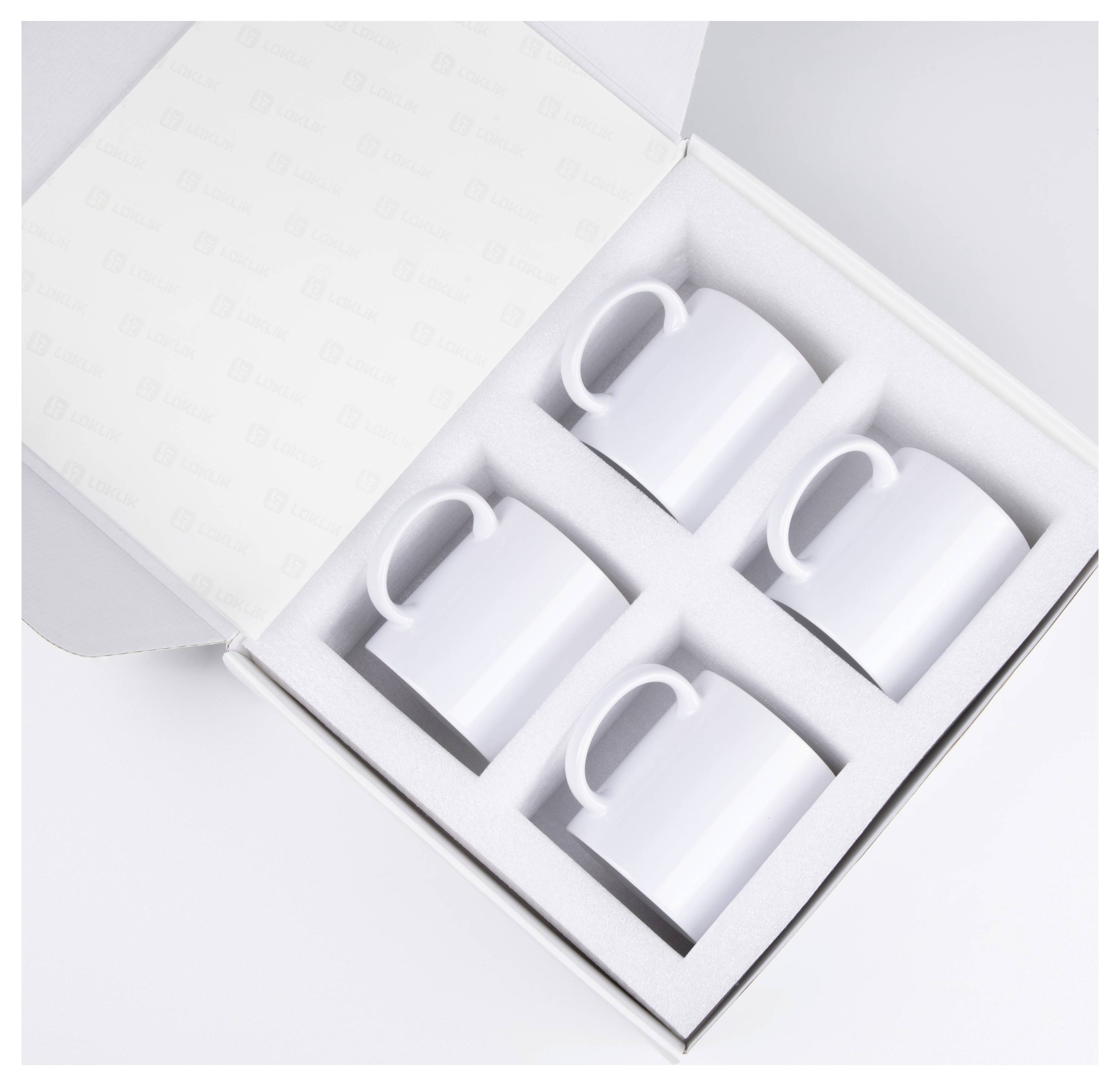 Vier weiße Keramiktassen in einer minimalistischen Geschenkbox, angeordnet in einem 2x2-Raster auf weißem Hintergrund.