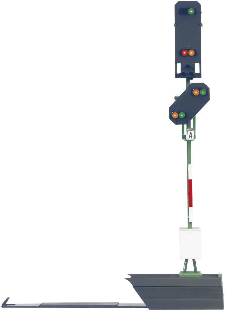 Ein Bahnsignal zeigt zwei grüne und ein oranges Licht. Es signalisiert verschiedene Zustände für den Schienenverkehr.