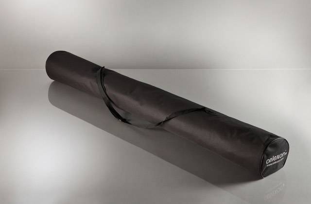 Ein schwarzes, zylindrisches Tragetasche mit einem Riemen liegt auf einer reflektierenden Oberfläche.