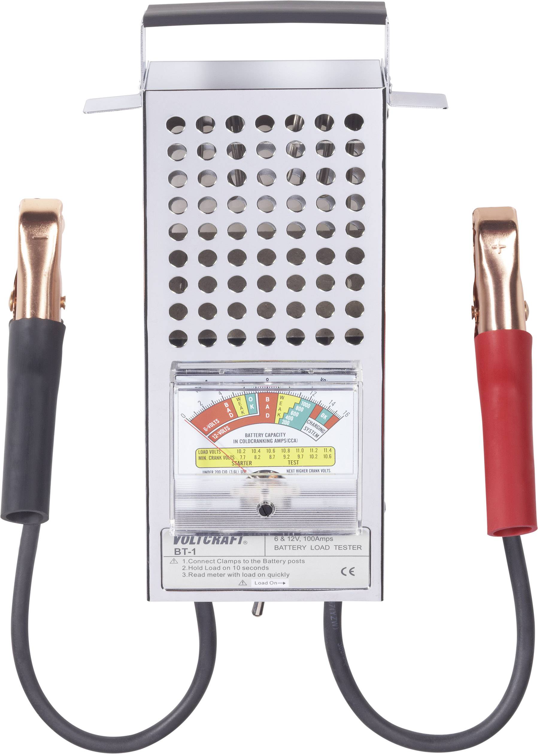 Ein Batterietester mit Skalenanzeige zeigt Ladestand und Spannung an, mit zwei angeschlossenen Klemmen (rot und schwarz).
