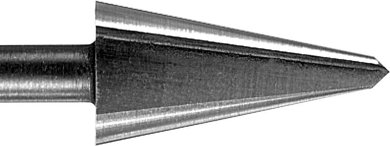 Spitze eines Metallbohrers mit konischer Form, glänzender Oberfläche und feiner Textur, auf weißem Hintergrund.