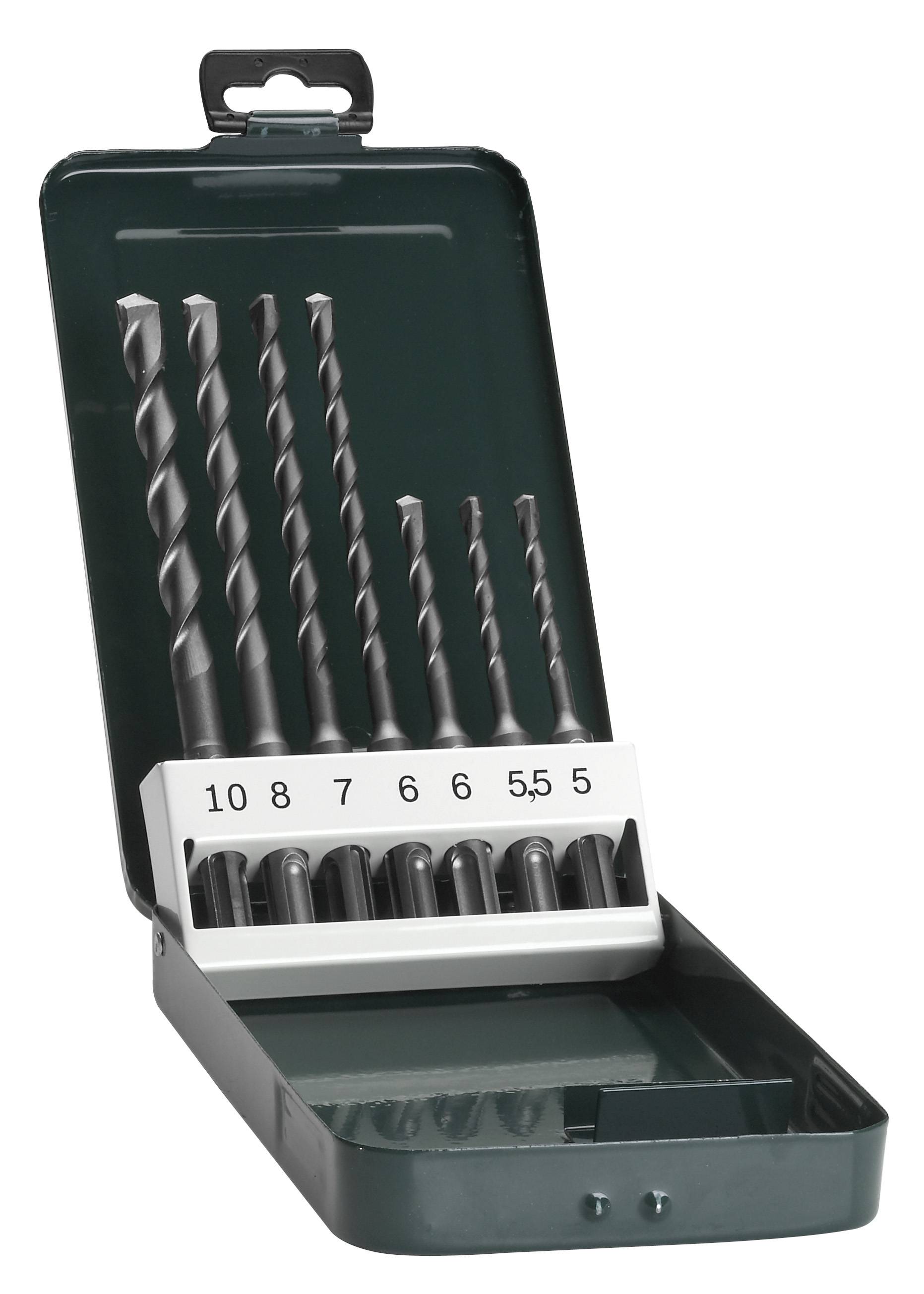 Ein Set von Spiralkronenbohrern in verschiedenen Größen in einem offenen grünen Kasten. Die Größen reichen von 5,5 bis 10 mm.