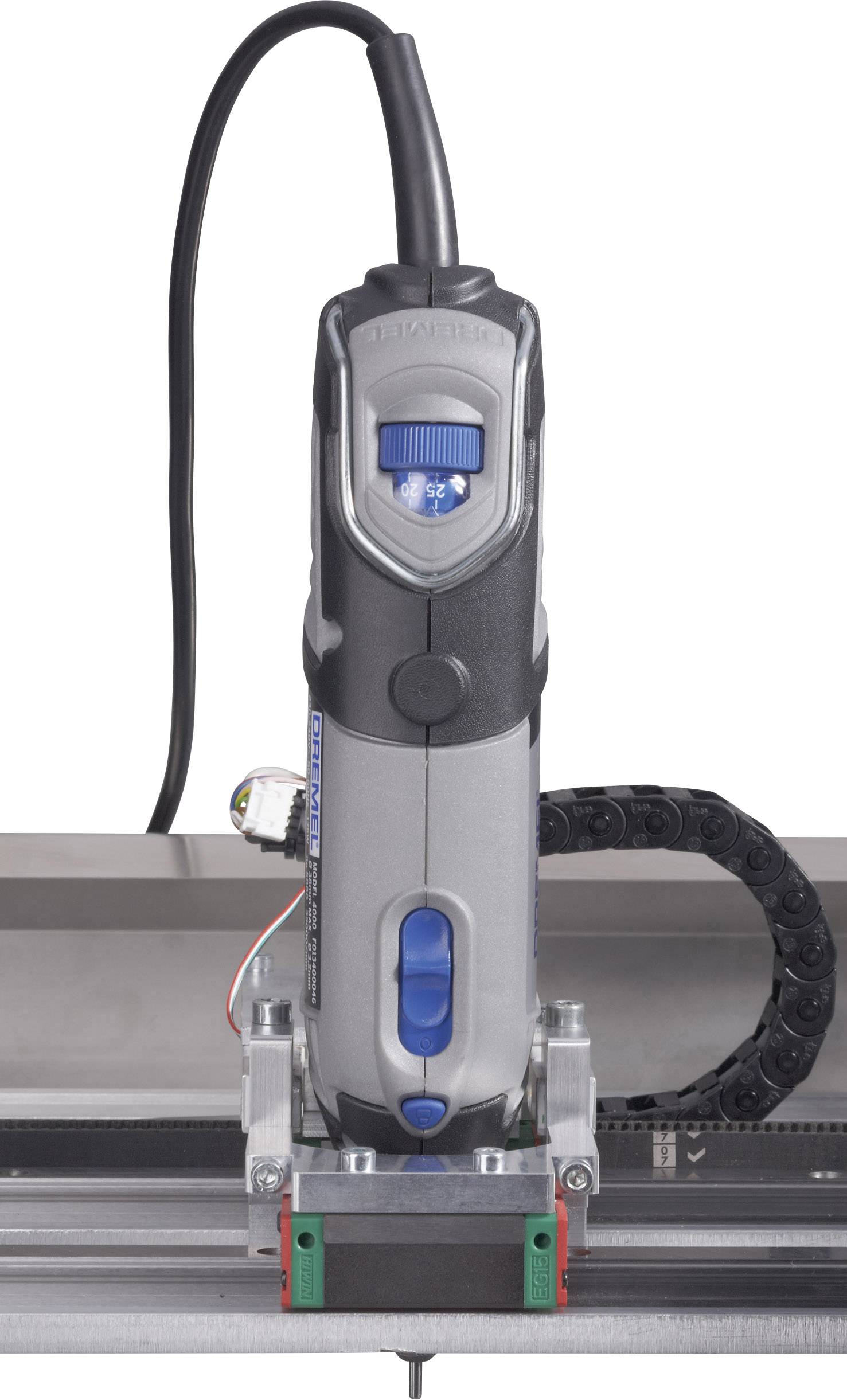 Ein grauer, handlicher Fräser mit blauem Schalter, montiert auf einer Metallhalterung und angeschlossen an ein schwarzes Kabel.