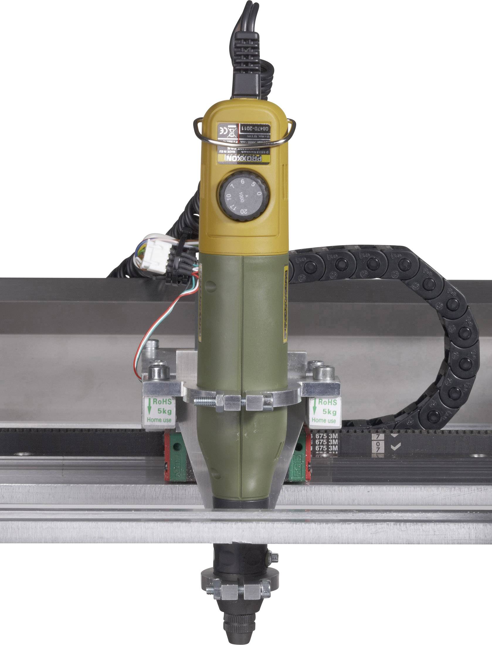 CNC-Frässpindel mit Proxxon-Motor in einer Fräse montiert, mit Kabeln und zwei Halterungen.
