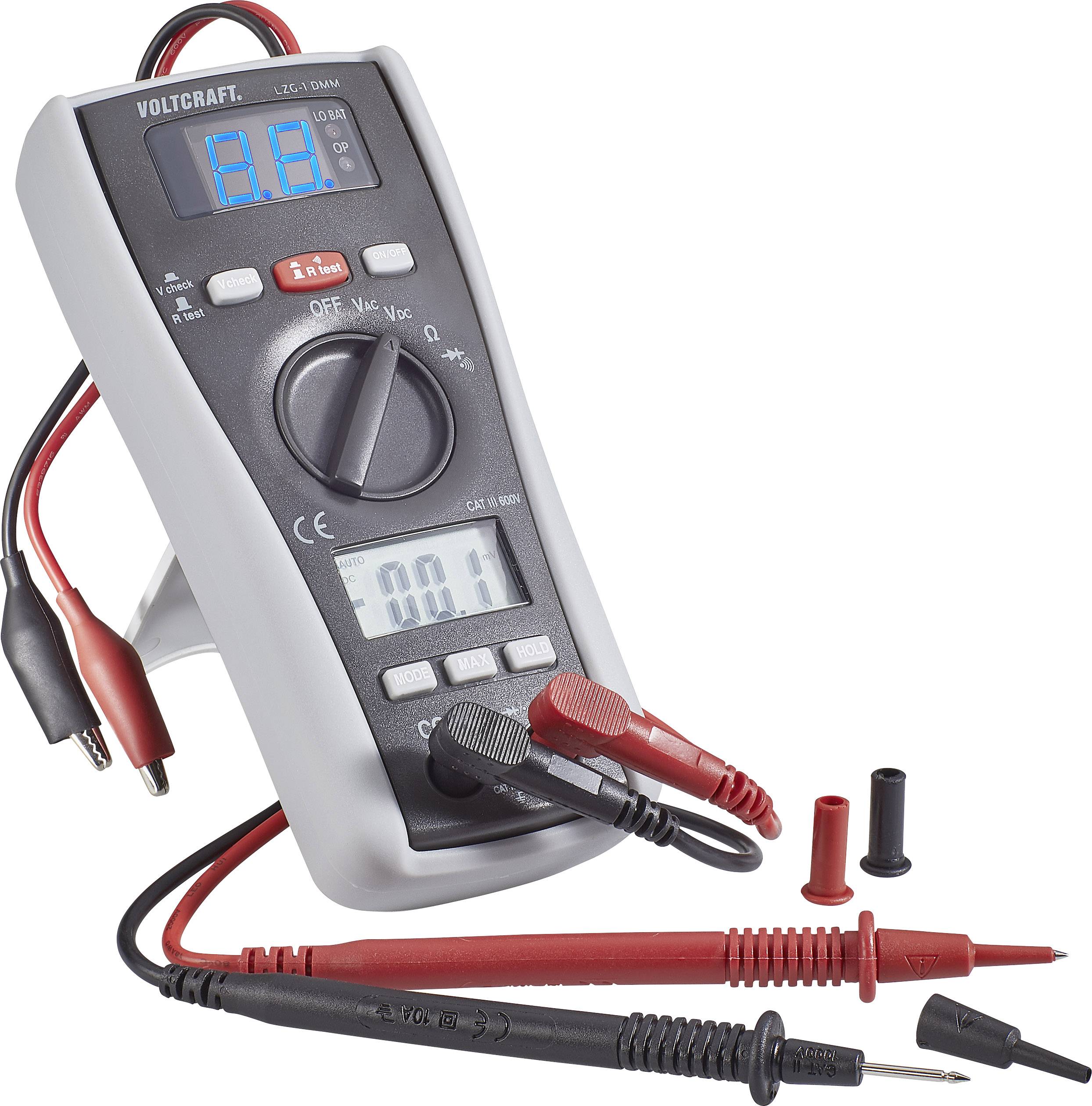 Ein Multimeter mit digitalem Display zeigt '0.11'. Es hat rote und schwarze Messleitungen und Klemmen, geeignet für elektrische Messungen.