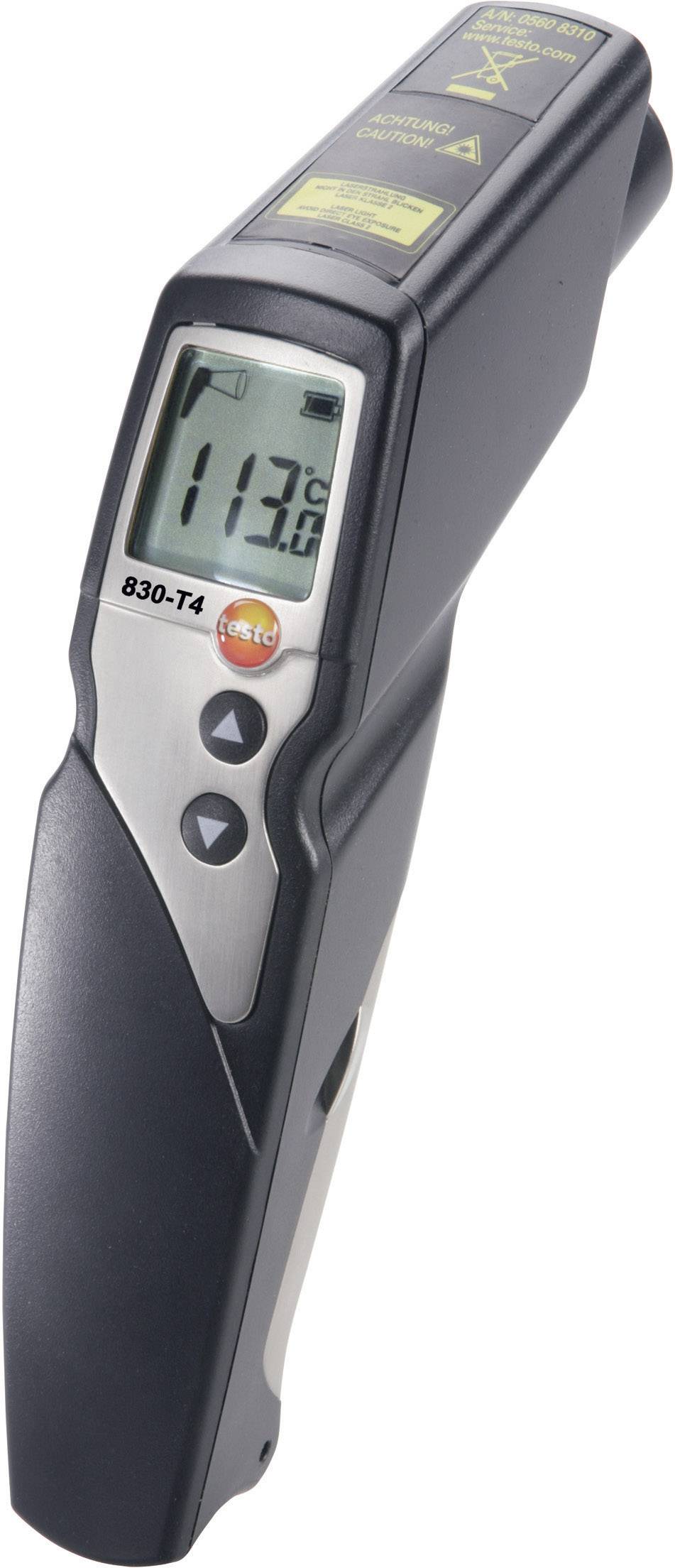 Ein digitales Infrarot-Thermometer zeigt eine Temperatur von 113 Grad Celsius auf seinem Display an.