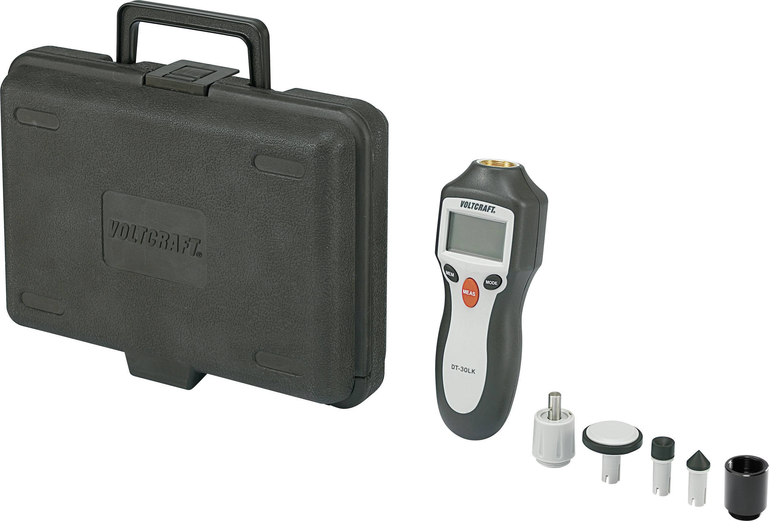 Ein digitales Drehzahlmessgerät mit LCD-Anzeige, neben verschiedenen Aufsätzen und einem schwarzen Transportkoffer.