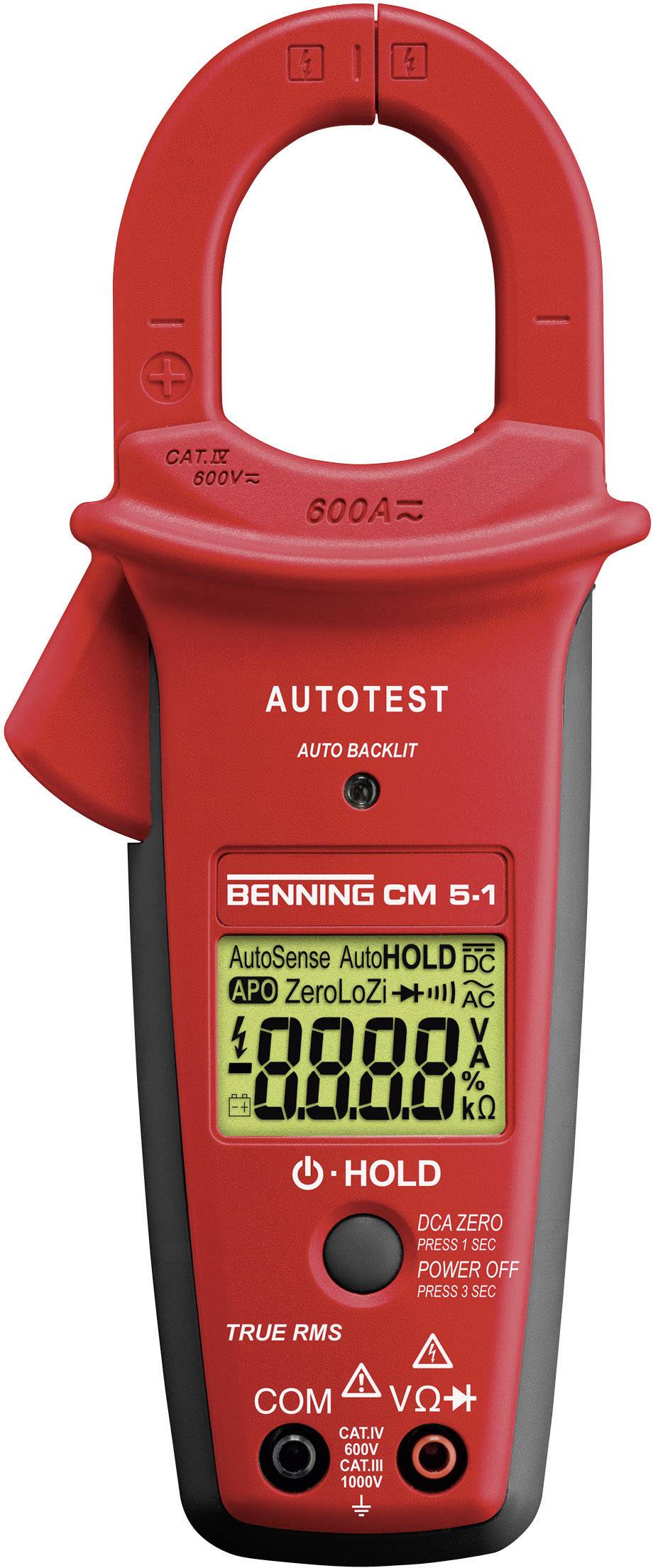 Ein roter Zangenmultimeter mit digitalem Display zeigt Zahlen und Symbole an. Oben steht 'AUTOTEST' und 'BENNING CM 5-1'.