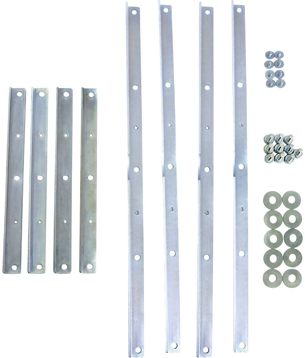 Metallstreifen in verschiedenen Längen mit Löchern, begleitet von Schrauben und Unterlegscheiben, auf weißem Hintergrund.