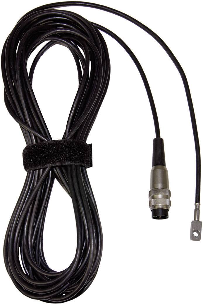 Ein langes, schwarzes Kabel mit einem silbernen Stecker an einem Ende und einer kleinen Metallöse am anderen Ende, aufgerollt.