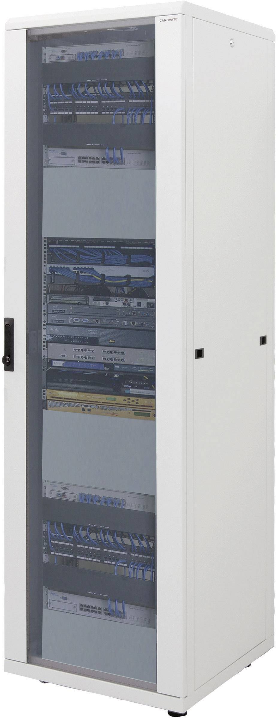 Ein weißer Server-Rack-Schrank mit Glastür, gefüllt mit verschiedenen Netzwerkgeräten und Kabeln, wird in einer sicheren Umgebung eingesetzt.