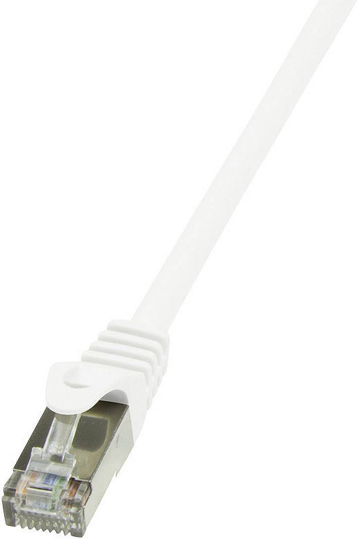 Ein weißes Ethernet-Kabel mit RJ-45-Stecker, das für die Netzwerkverbindung in Computernetzwerken verwendet wird.