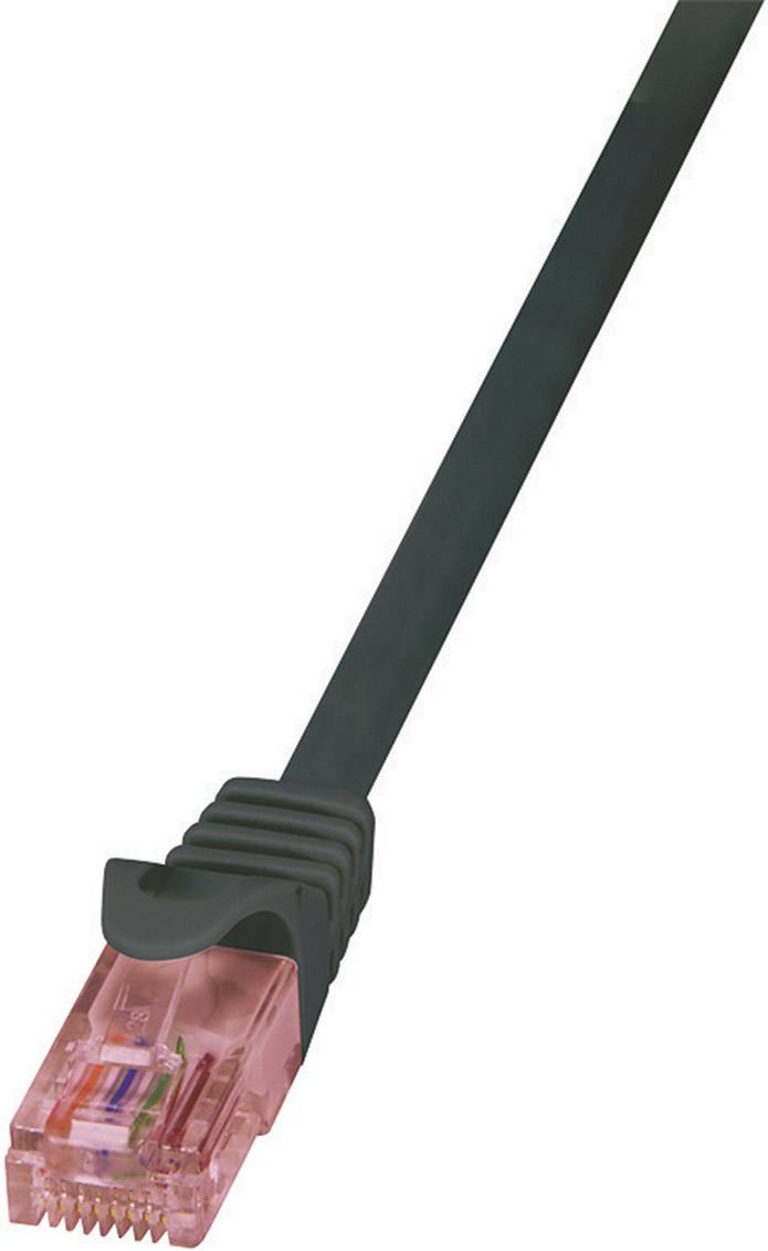 Ein schwarzes Ethernet-Kabel mit einem roten Kunststoffstecker. Der Stecker zeigt die metallischen Kontakte und farbige Kabeladern im Inneren.