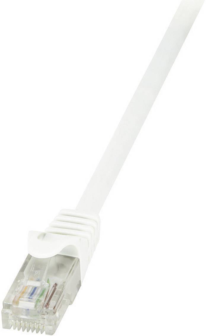 Ein weißes Ethernet-Kabel mit einem durchsichtigen Stecker, der bunte Drähte zeigt, vor einem neutralen Hintergrund.