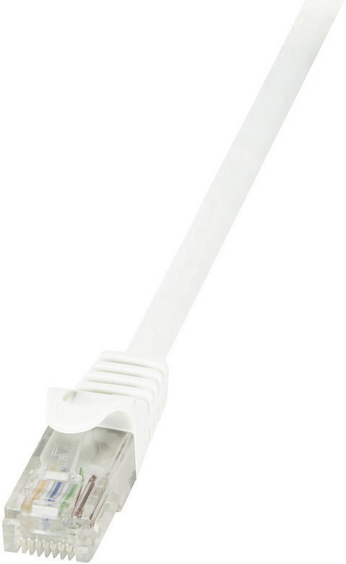 Ein weißes Ethernet-Kabel mit einem RJ45-Stecker, das zur Netzwerkverbindung verwendet wird.