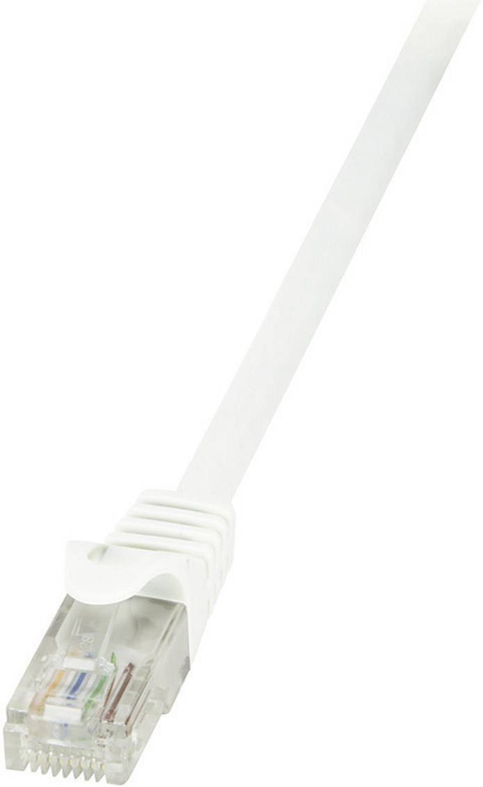 Ein weißes Ethernet-Kabel mit einem transparenten RJ45-Stecker, das zur Netzwerkverbindung verwendet wird.