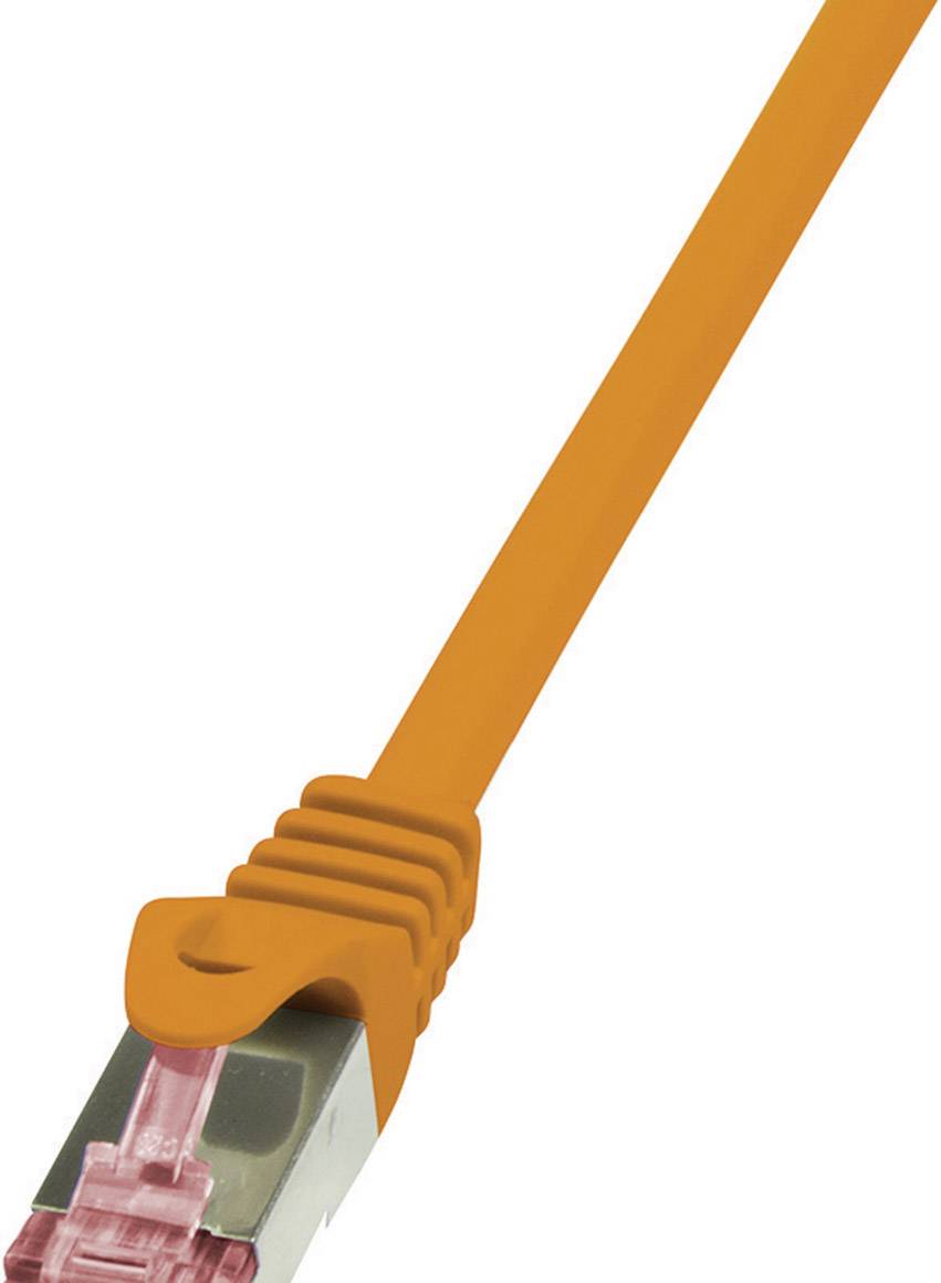 Ein orangefarbenes Netzwerkkabel mit RJ45-Stecker, angeschnitten, vor weißem Hintergrund.