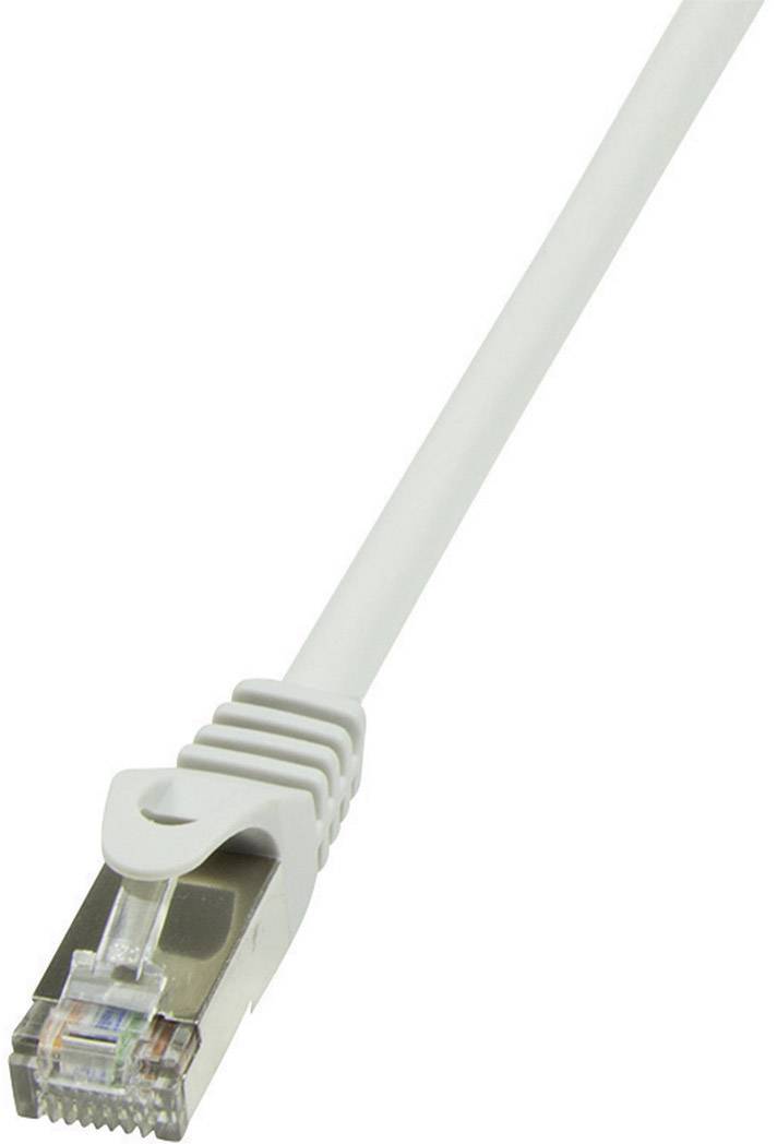 Ein weißes Ethernet-Kabel mit einem RJ45-Stecker. Der Stecker verfügt über eine transparente Kunststoffabdeckung zum Einrasten in eine Buchse.