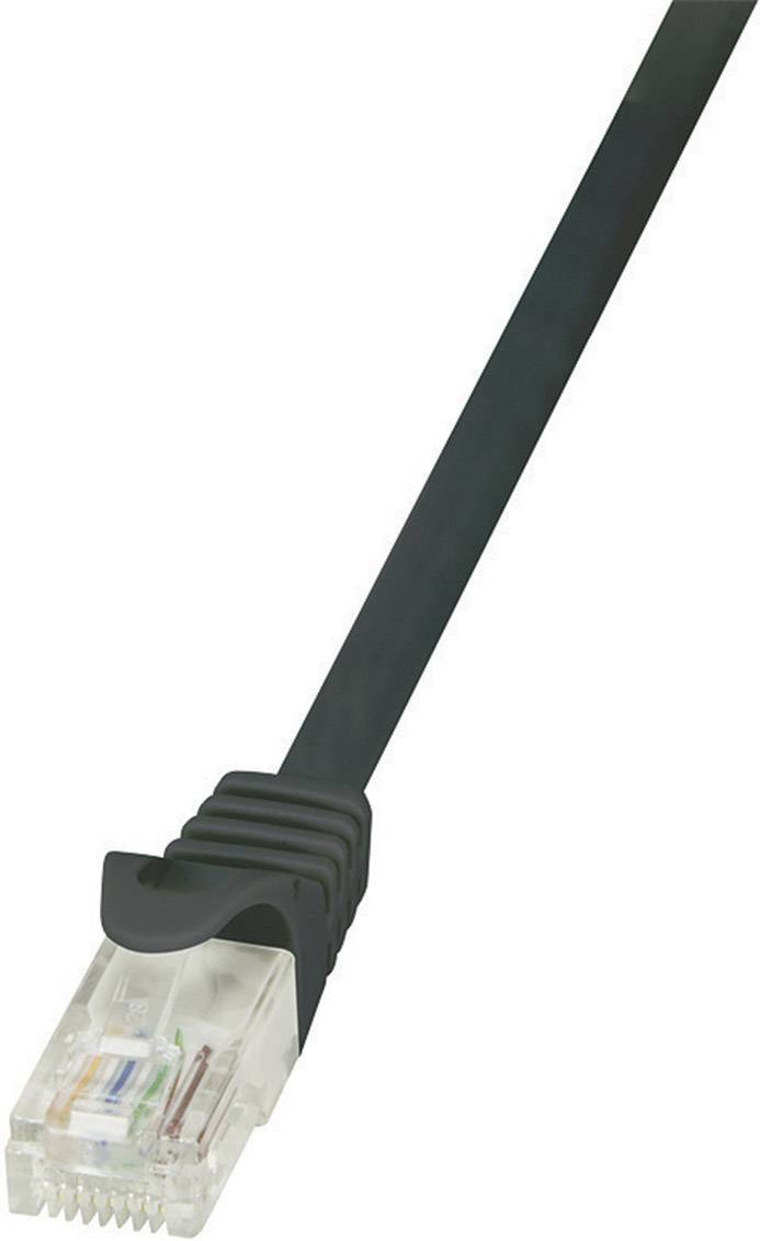 Ein schwarzes Ethernet-Kabel mit einem transparenten RJ-45-Stecker, der zur Verbindung von Netzwerkgeräten dient.