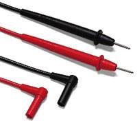 Ein Paar Messleitungen, eine rot und eine schwarz, mit isolierten Griffen und Metallspitzen, häufig verwendet für Elektroniktests.