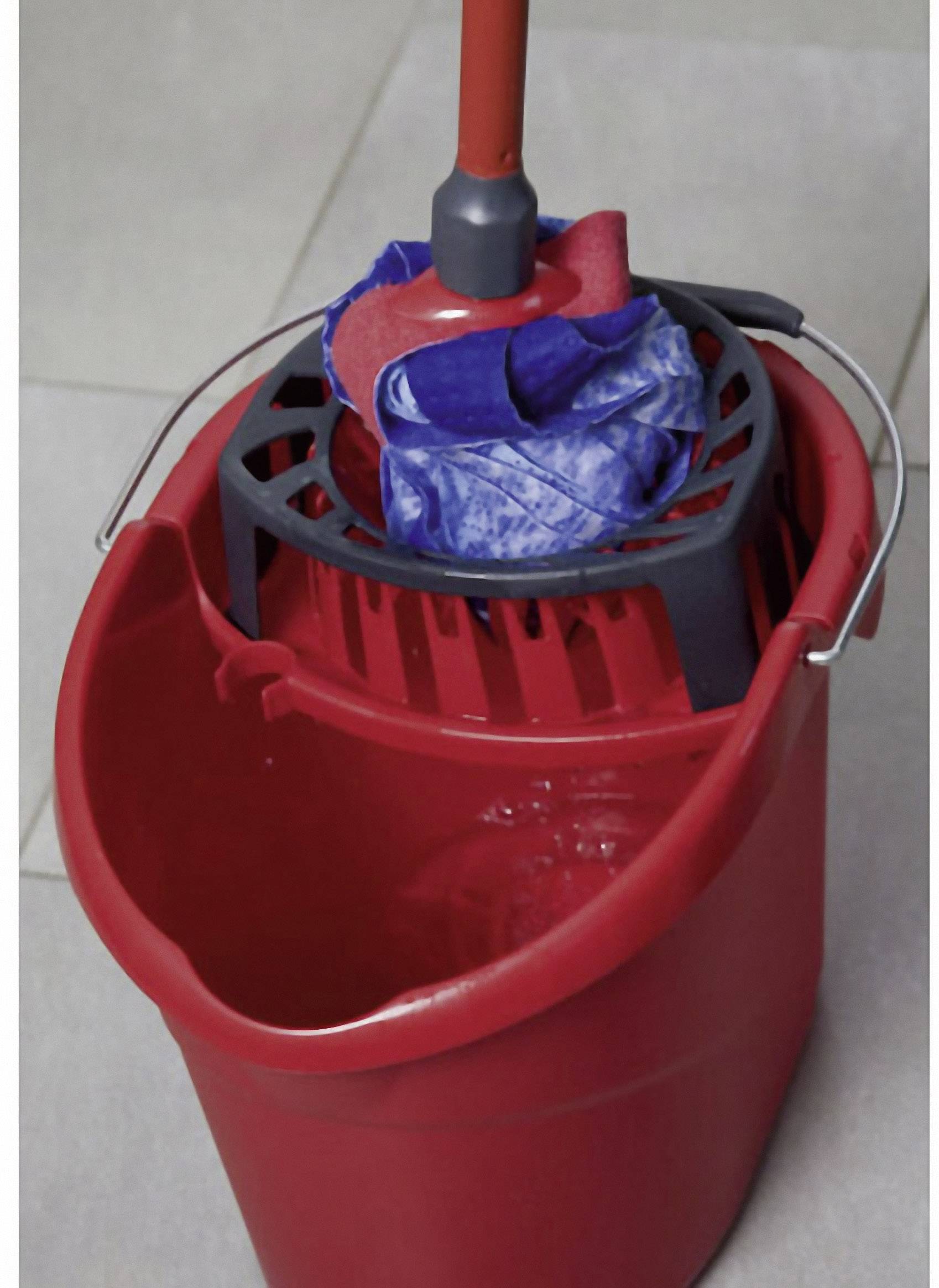 Roter Eimer mit Mop und blauer Reinigungstuch auf einem Fliesenboden.