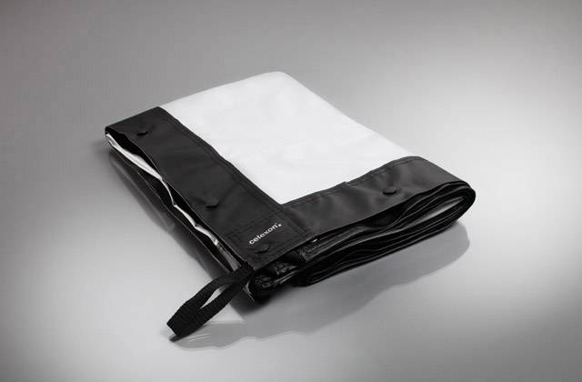 Zusammengefaltete weiße und schwarze Plane auf grauem Hintergrund, geeignet für Transport und Lagerung.