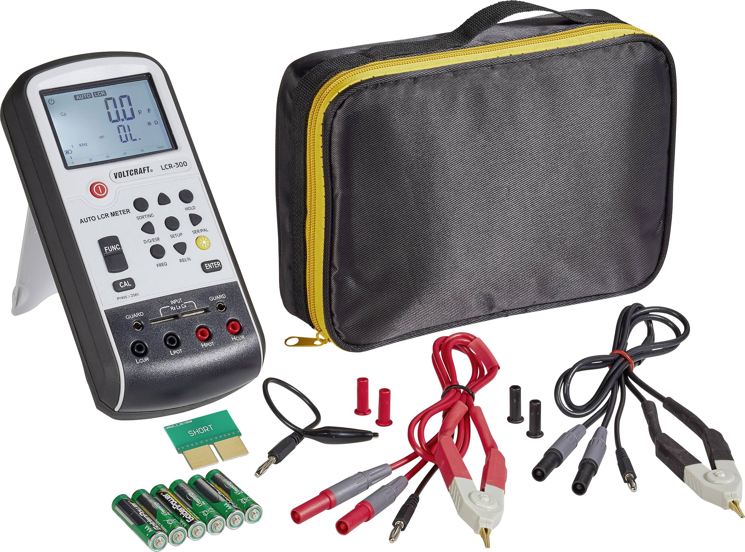 Ein digitales Multimeter mit Zubehör und Tragetasche. Enthält Messleitungen, Batterien und Anschlussstecker für Messungen.
