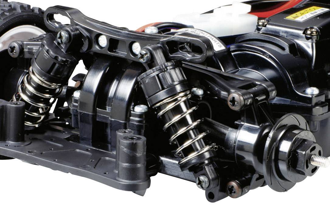 Nahaufnahme eines ferngesteuerten Autounterbodens mit Aufhängung und Stoßdämpfern, zeigt technische Details und mechanische Komponenten.