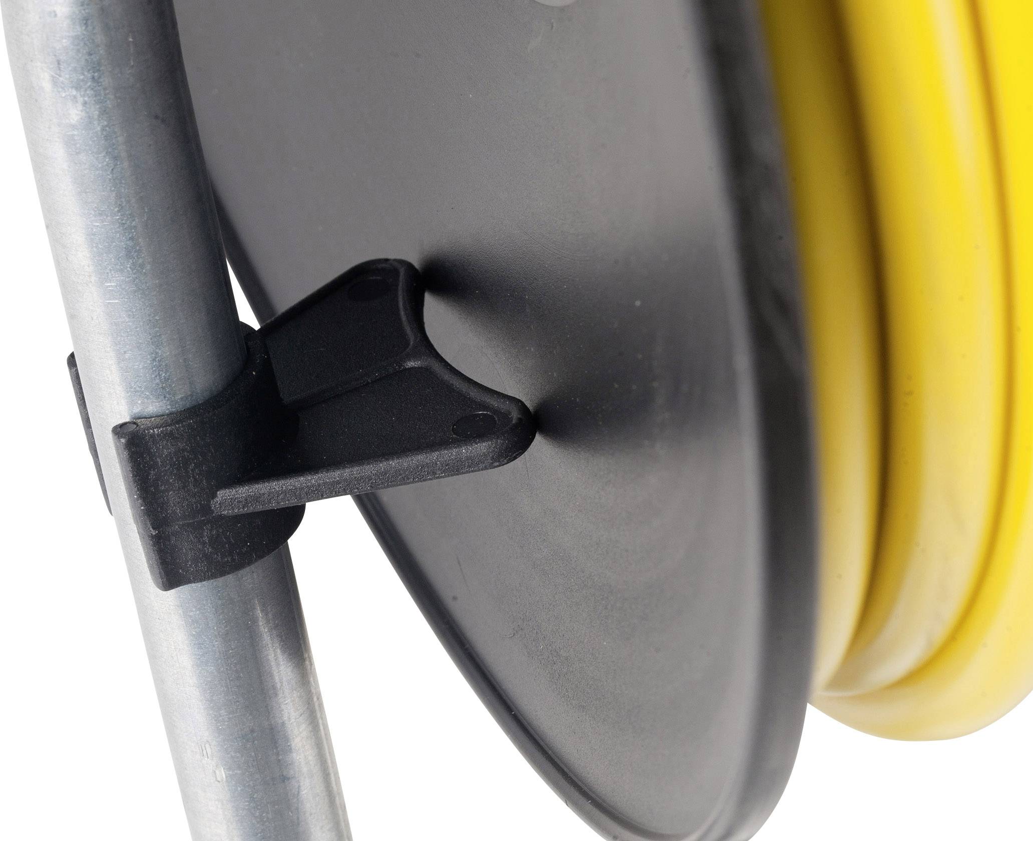 Nahaufnahme einer Kabeltrommel, bei der das gelbe Kabel auf der schwarzen Trommel gewickelt ist, und ein silbernes Gestell zu sehen ist.