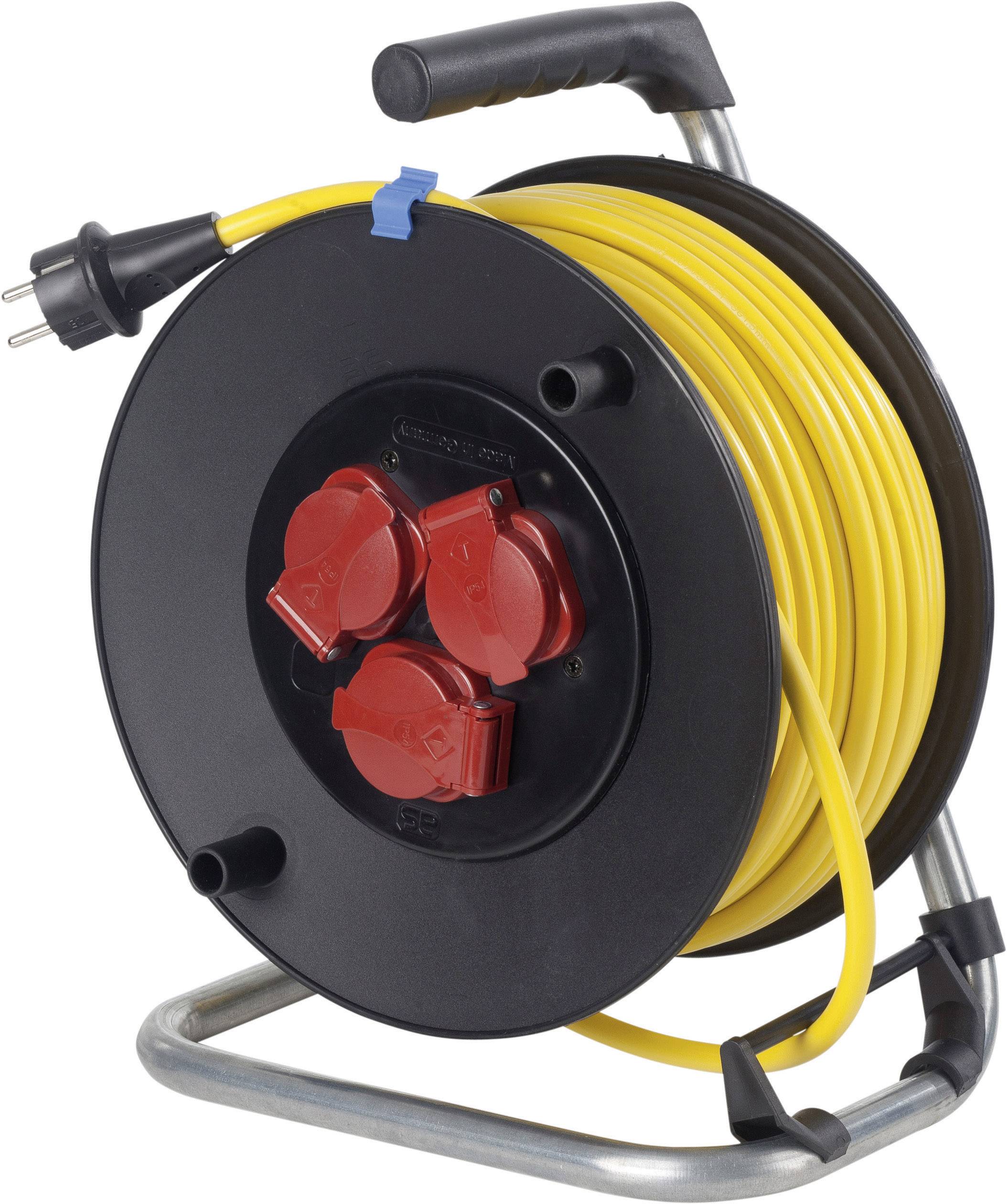 Eine schwarze Kabeltrommel mit gelbem Kabel, ausgestattet mit mehreren Steckdosen, steht auf einem silbernen Rahmen mit Griff.