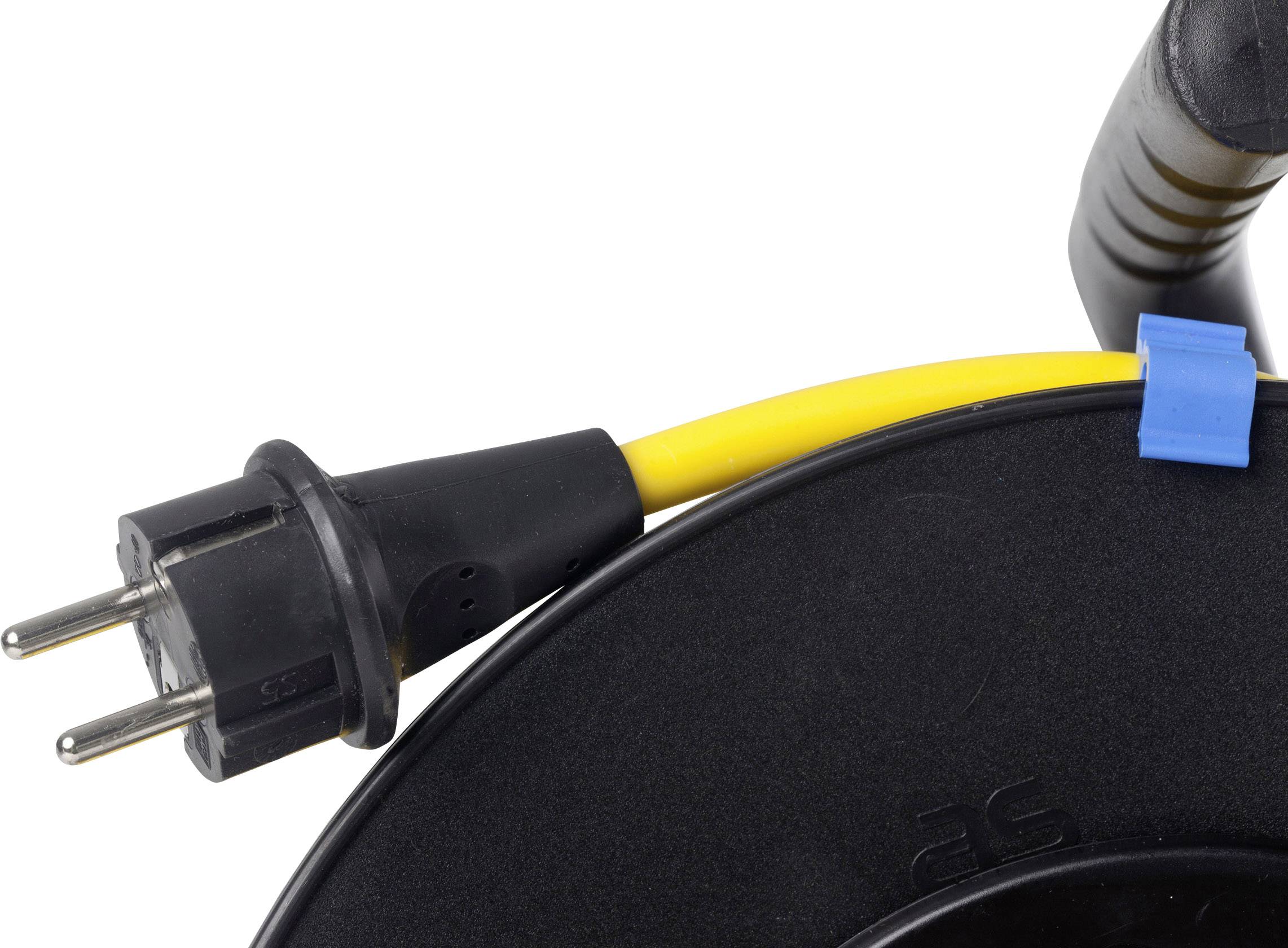 Nahaufnahme eines schwarzen Steckers mit gelbem Kabel, das um eine schwarze Kabeltrommel gewickelt ist.