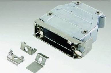 Metallgehäuse mit Schrauben, geöffnet, daneben Metallklammern. Geeignet für elektronische Bauteile.