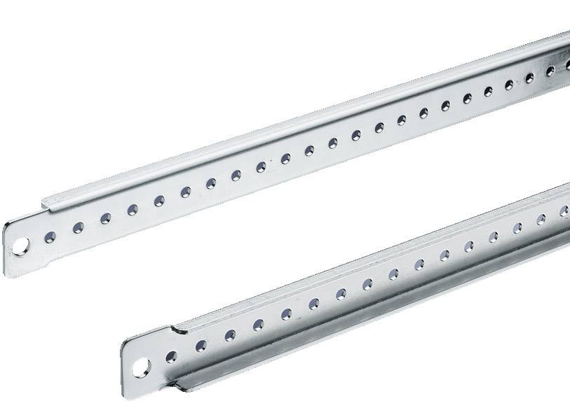 Zwei Metallschienen mit Löchern in regelmäßigen Abständen. Sie sind vermutlich für die Montage oder zur Befestigung vorgesehen.